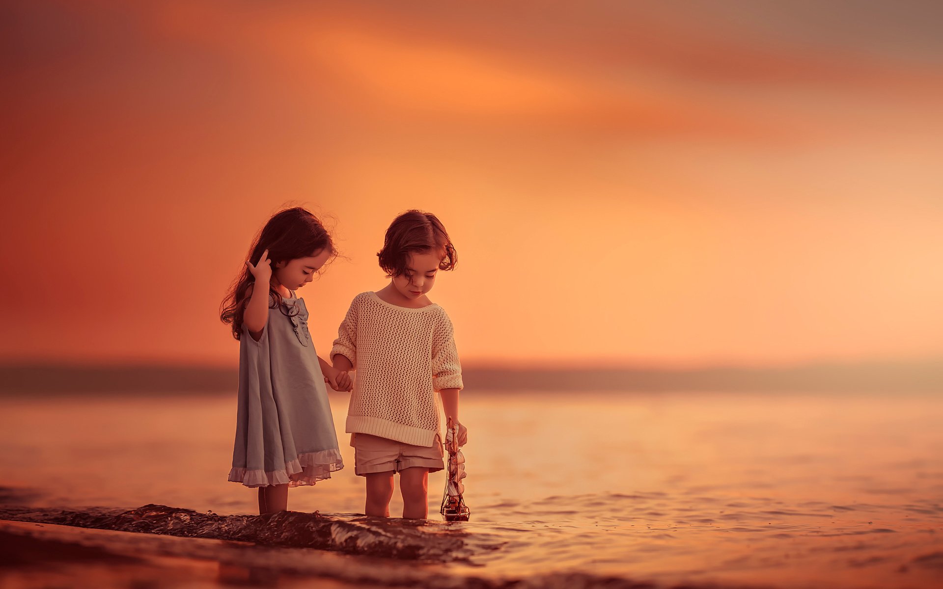 Обои закат, море, дети, девочка, мальчик, кораблик, lilia alvarado, sunset, sea, children, girl, boy, boat разрешение 2048x1616 Загрузить