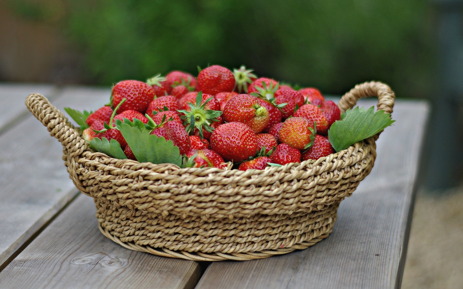 Обои ягода, клубника, спелая, корзинка, сочная, вкусная, berry, strawberry, ripe, basket, juicy, delicious разрешение 2048x1264 Загрузить