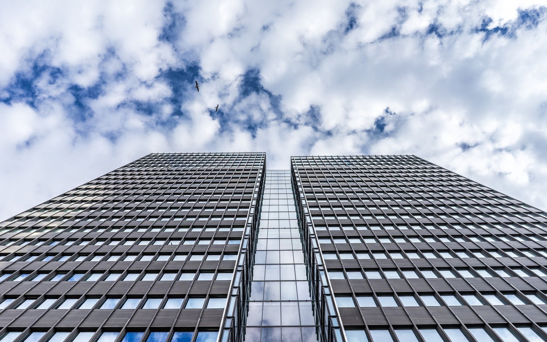 Обои небо, облака, архитектура, здание, окна, небоскрёб, the sky, clouds, architecture, the building, windows, skyscraper разрешение 2048x1365 Загрузить