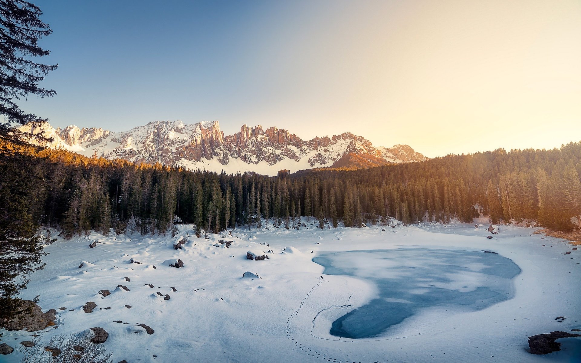 Обои озеро, горы, снег, лес, зима, пейзаж, италия, доломитовые альпы, lake, mountains, snow, forest, winter, landscape, italy, the dolomites разрешение 2880x1800 Загрузить