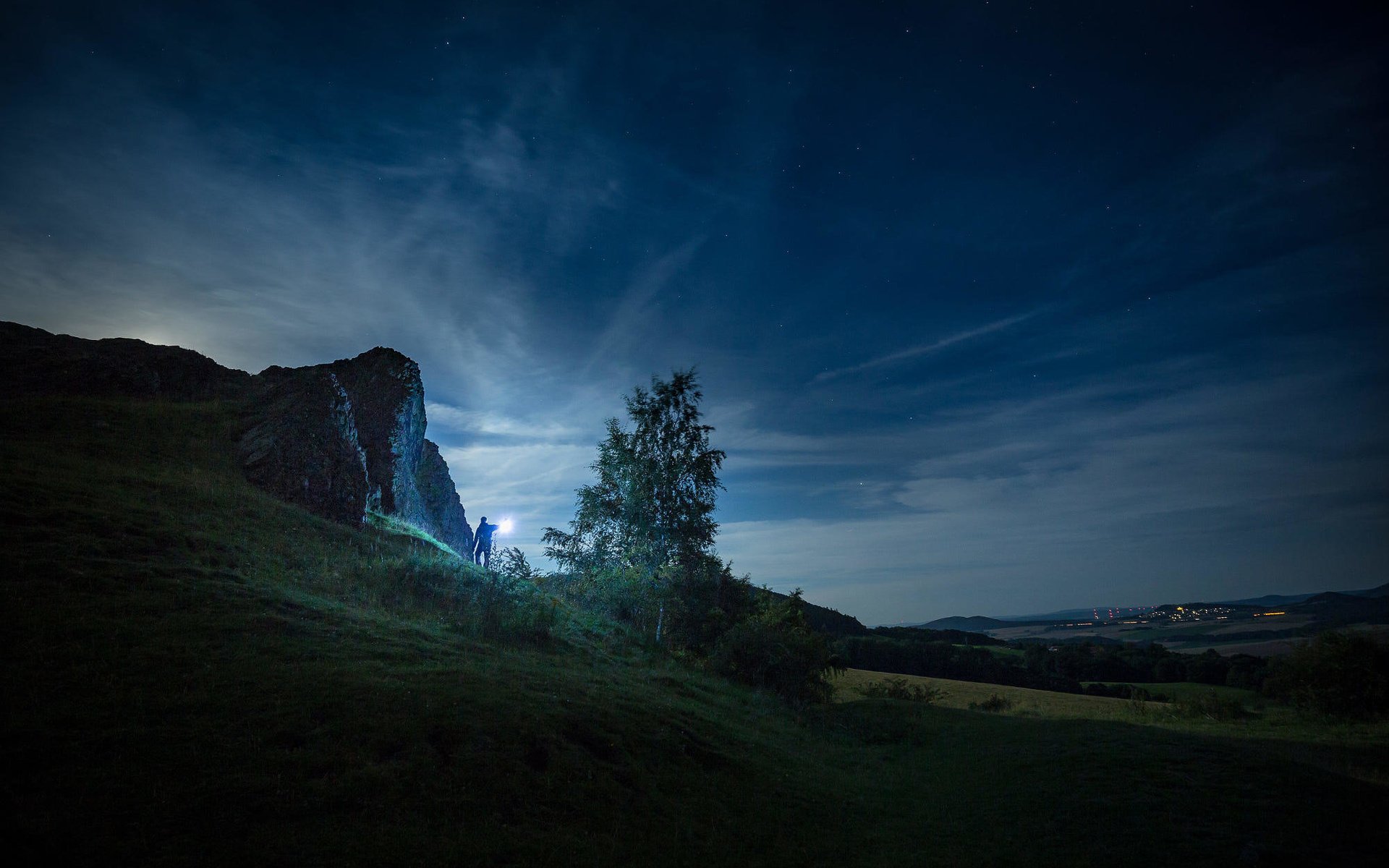 Обои небо, трава, облака, гора, луна, холм, береза, patrik spiesecke, the sky, grass, clouds, mountain, the moon, hill, birch разрешение 2000x1333 Загрузить