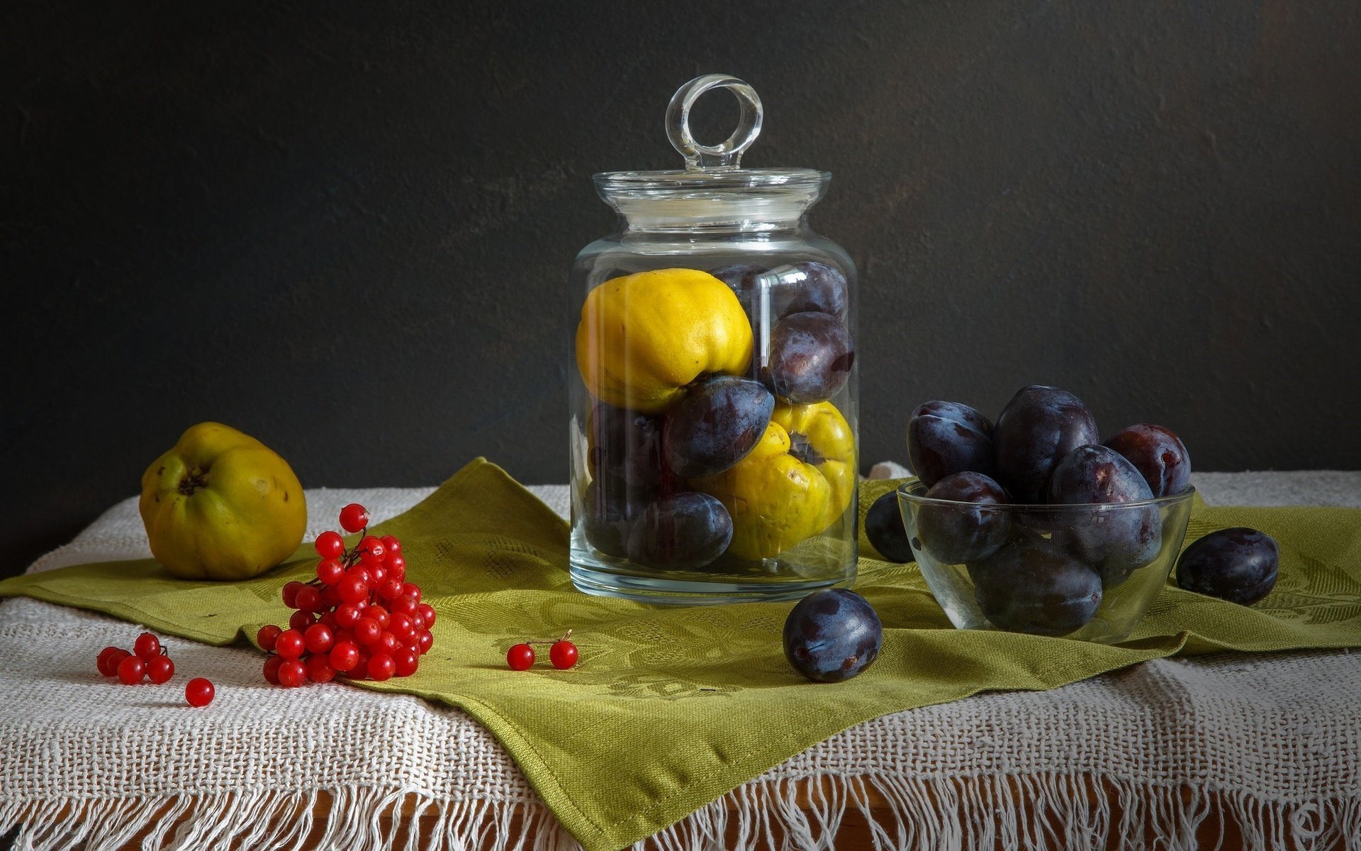 Обои фрукты, салфетка, банка, натюрморт, калина, слива, айва, fruit, napkin, bank, still life, kalina, drain, quince разрешение 2048x1293 Загрузить