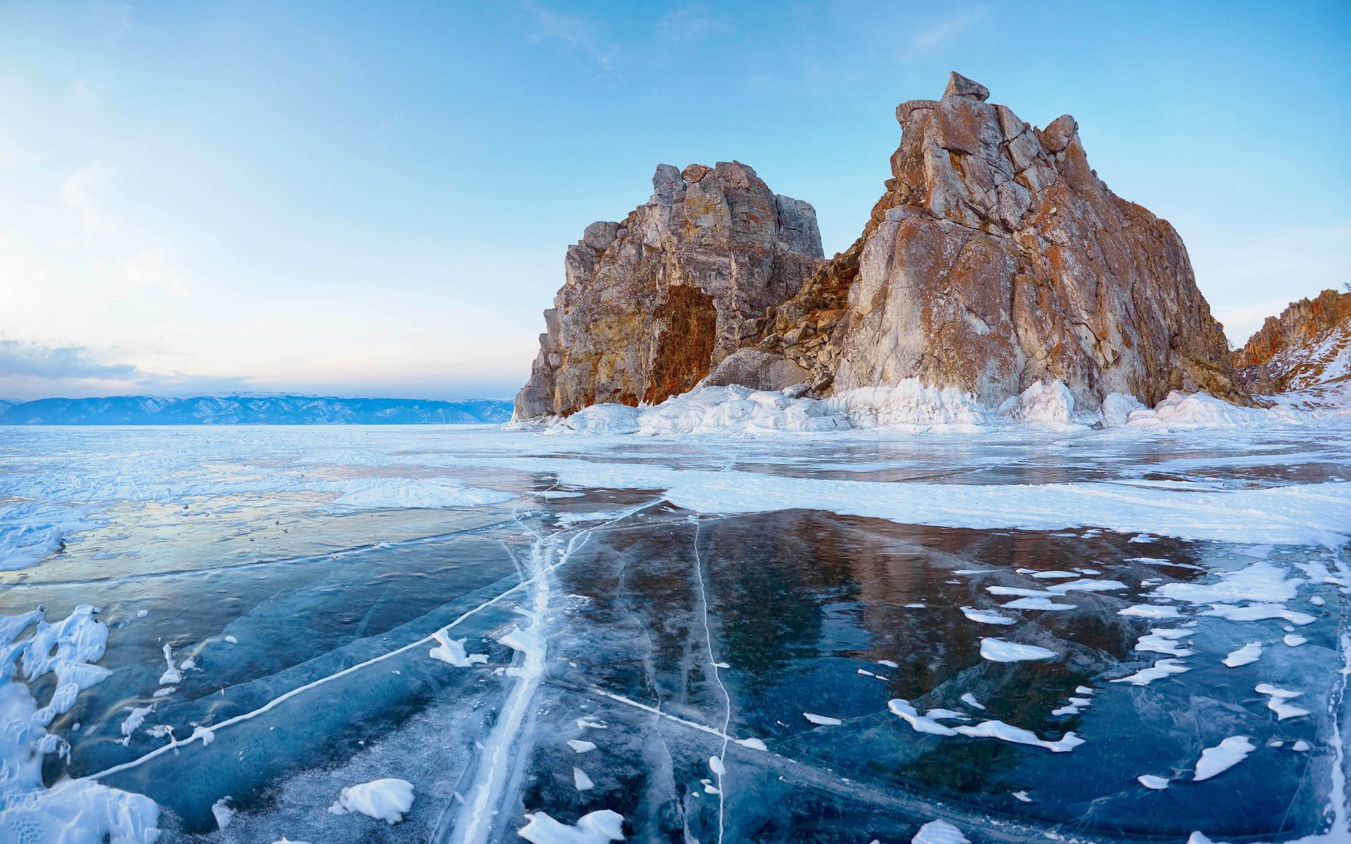 Обои озеро, скалы, зима, пейзаж, лёд, россия, байкал, lake, rocks, winter, landscape, ice, russia, baikal разрешение 3840x2400 Загрузить