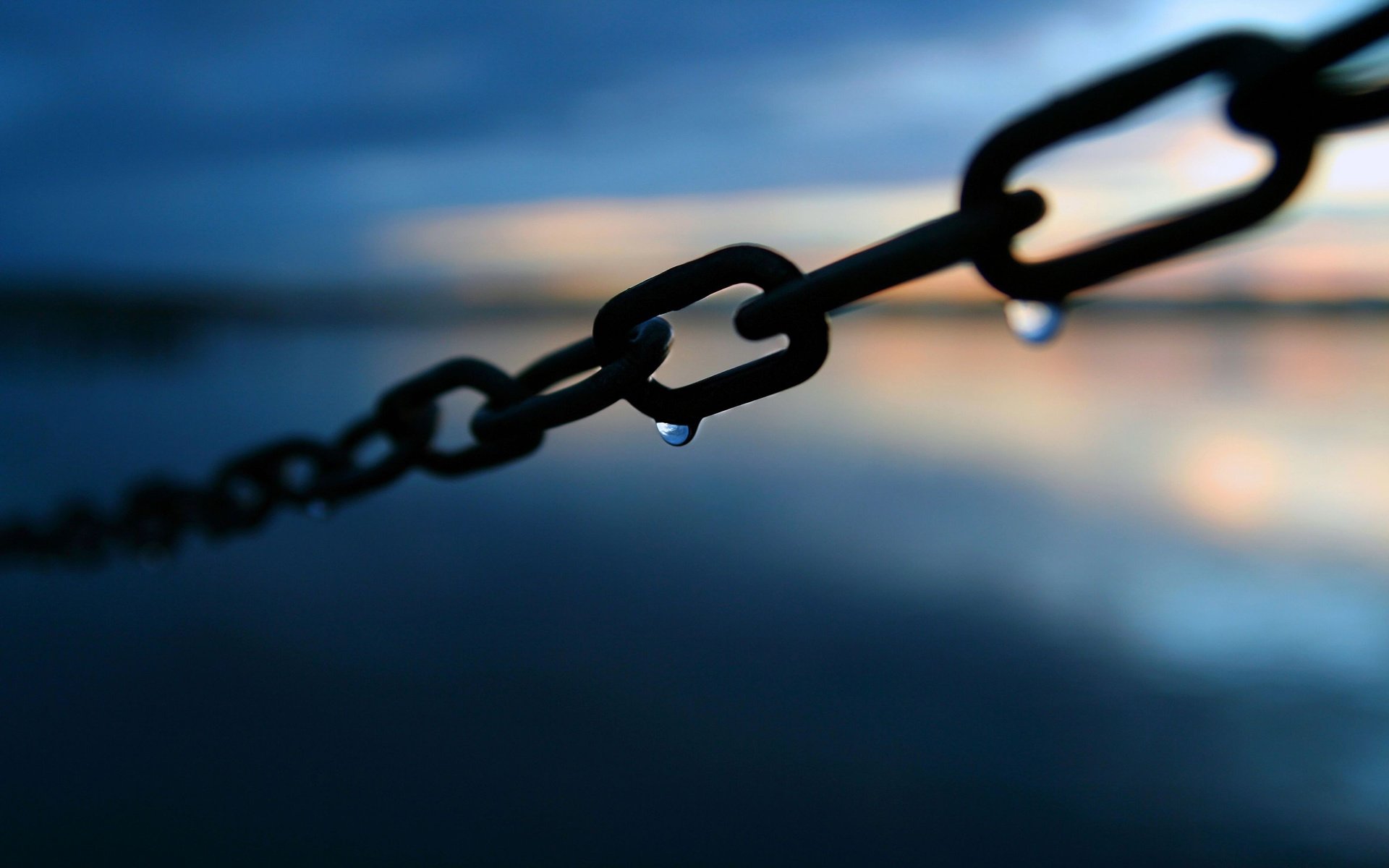 Обои металл, макро, фон, капли, цепь, капли воды, крупным планом, metal, macro, background, drops, chain, water drops, closeup разрешение 2880x1800 Загрузить