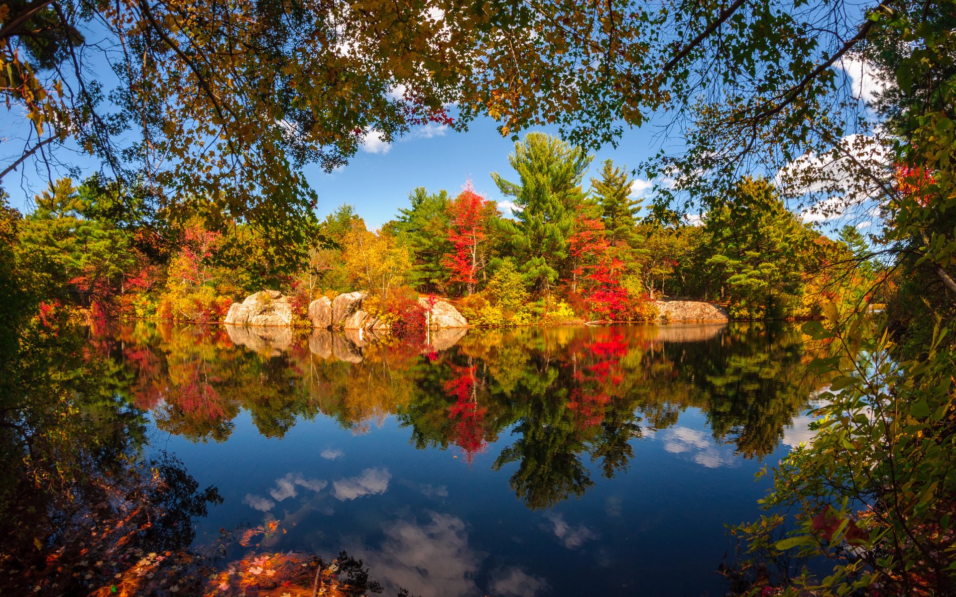 Обои небо, облака, деревья, озеро, природа, лес, отражение, осень, the sky, clouds, trees, lake, nature, forest, reflection, autumn разрешение 3840x2400 Загрузить