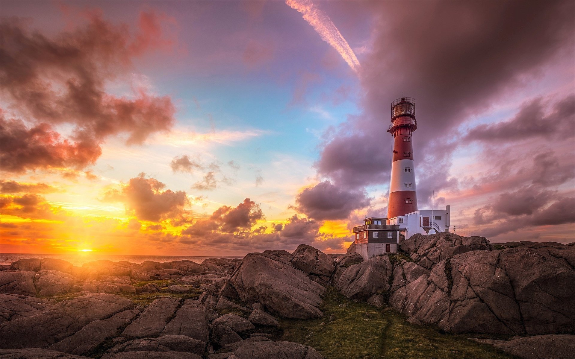 Обои небо, облака, скалы, природа, море, маяк, закат солнца, the sky, clouds, rocks, nature, sea, lighthouse, sunset разрешение 2560x1600 Загрузить