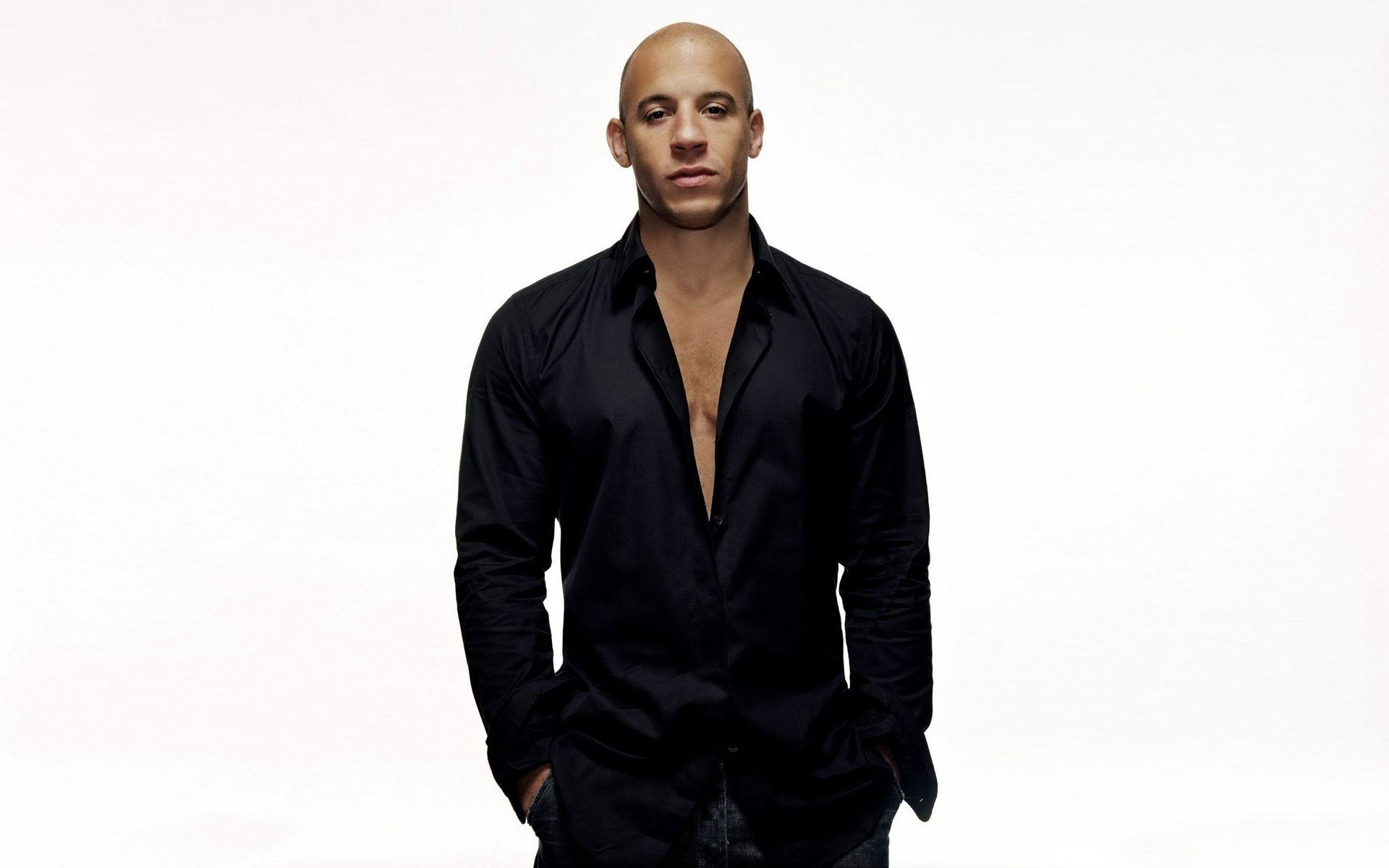 Обои взгляд, актёр, лицо, белый фон, рубашка, вин дизель, look, actor, face, white background, shirt, vin diesel разрешение 2560x1600 Загрузить