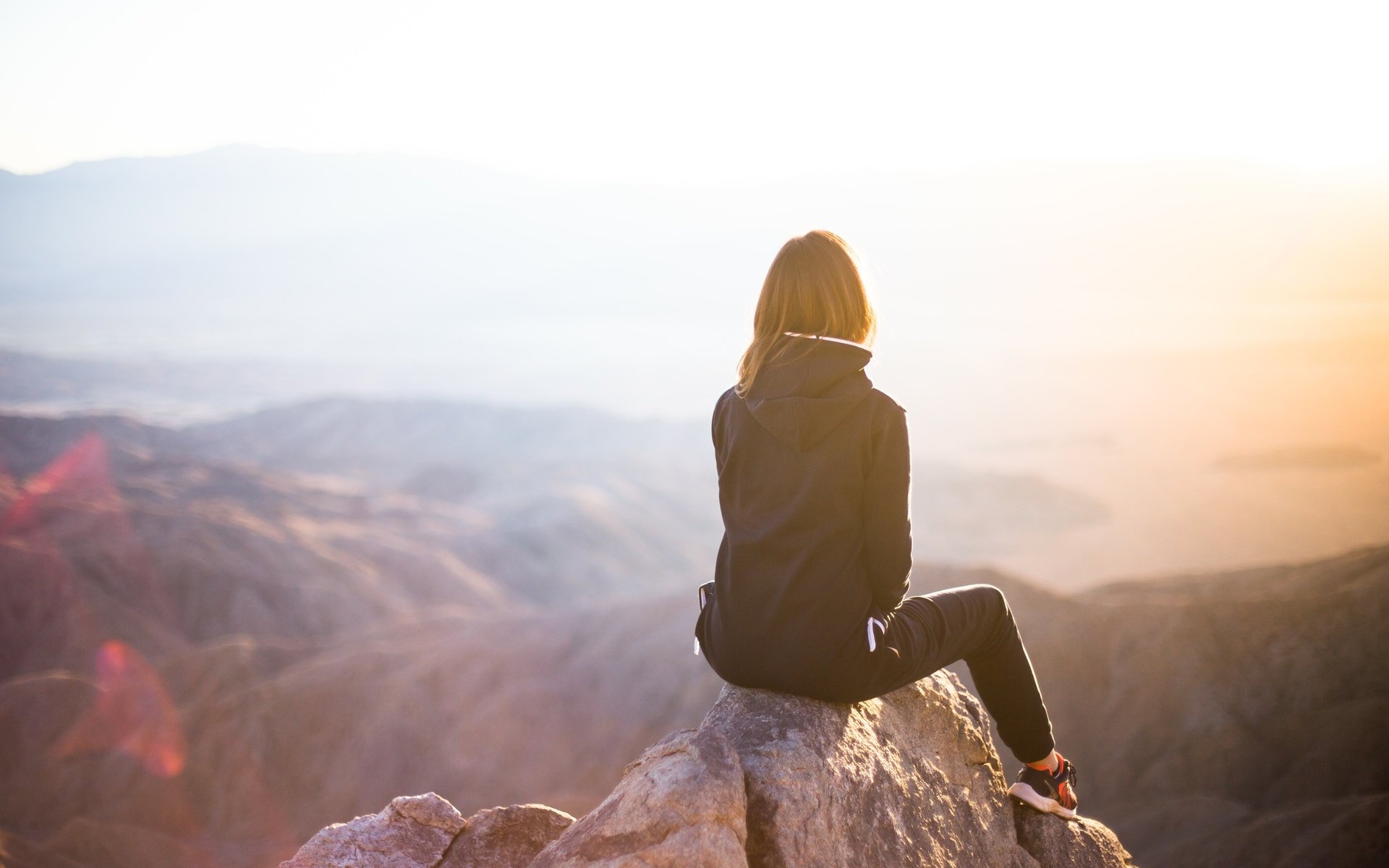 Обои горы, девушка, туман, модель, сидя, вид сзади, mountains, girl, fog, model, sitting, rear view разрешение 5472x3648 Загрузить