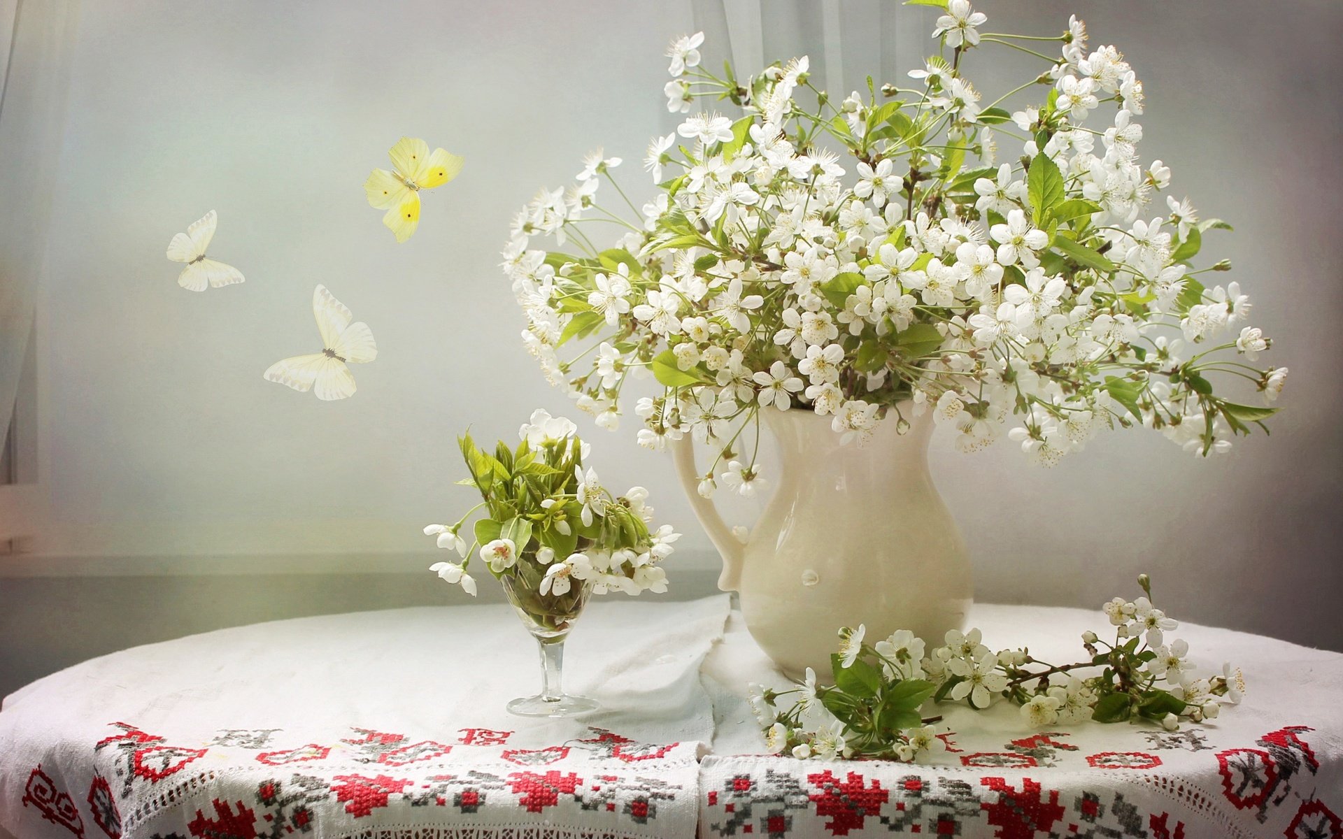 Обои цветы, вышивка, стол, бокал, вишня, бабочки, ваза, скатерть, flowers, embroidery, table, glass, cherry, butterfly, vase, tablecloth разрешение 2418x1881 Загрузить
