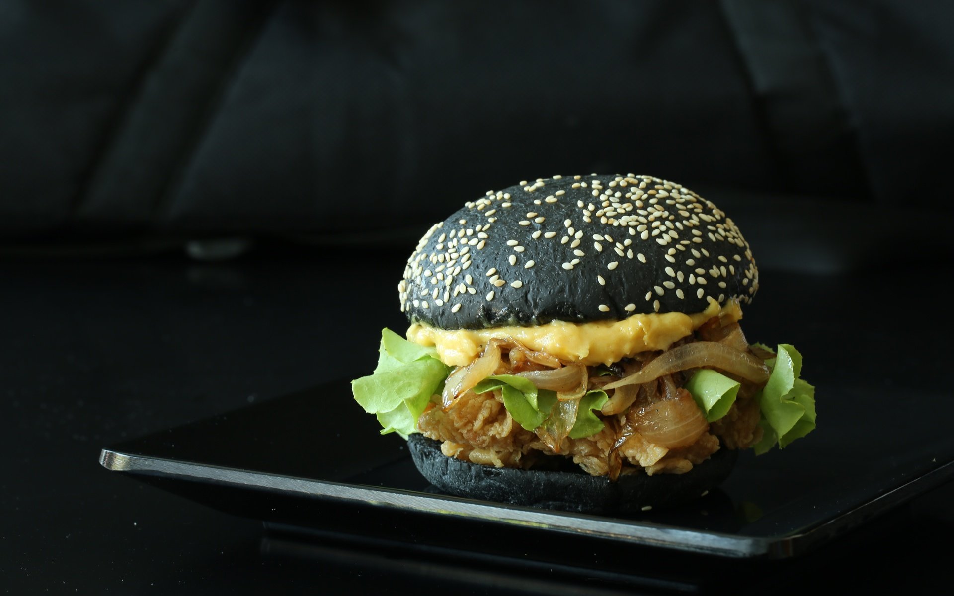 Обои гамбургер, черный фон, булочка, бургер, кунжут, hamburger, black background, bun, burger, sesame разрешение 5760x3840 Загрузить