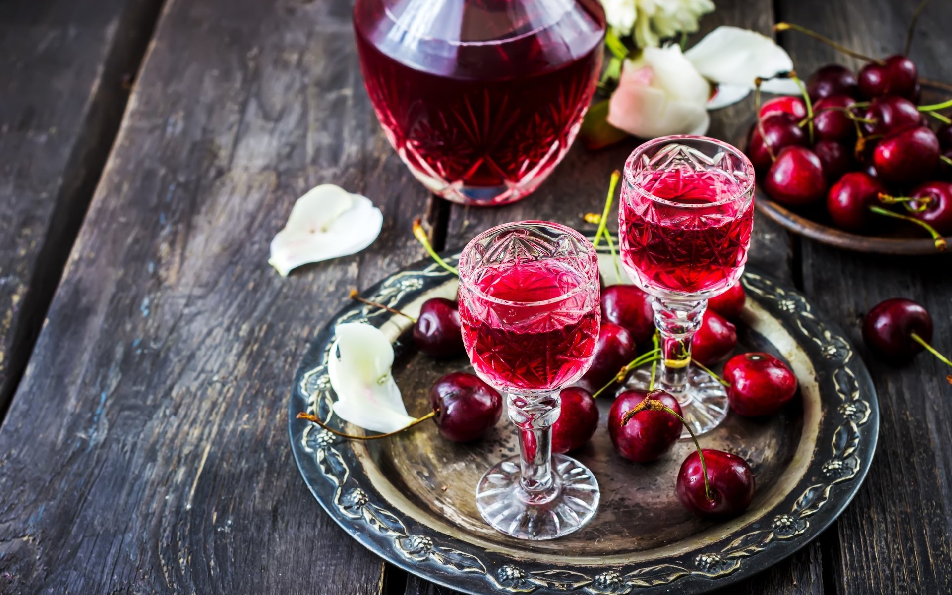 Обои ягода, вишня, наливка, деревянная поверхность, рюмки, berry, cherry, infusion, wooden surface, glasses разрешение 3000x1946 Загрузить