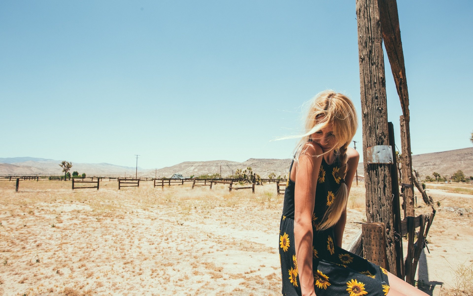 Обои девушка, платье, блондинка, сидит, коса, закрытые глаза, girl, dress, blonde, sitting, braid, closed eyes разрешение 2048x1365 Загрузить