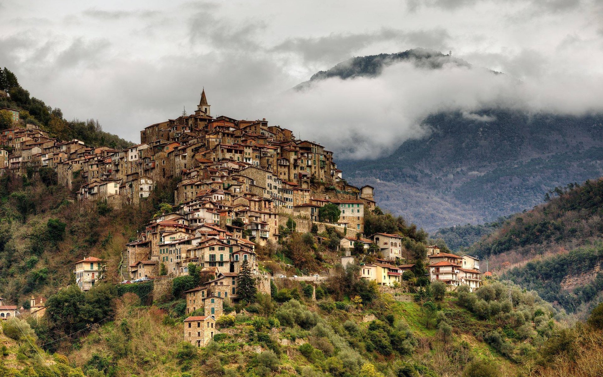 Обои горы, туман, дома, италия, лигурия, априкале, mountains, fog, home, italy, liguria, apricale разрешение 2000x1336 Загрузить