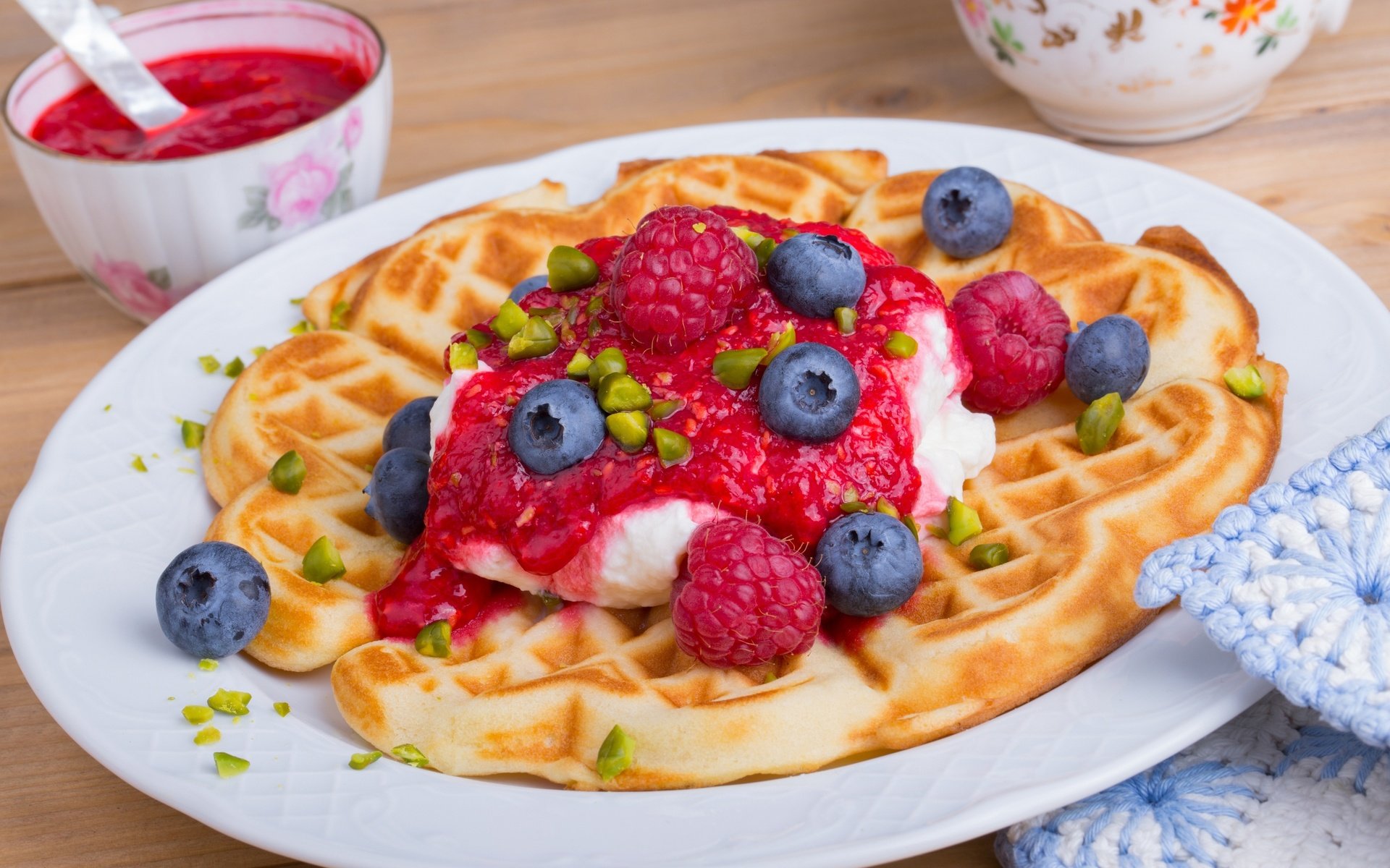 Обои мороженое, ягоды, десерт, вафли, сироп, ice cream, berries, dessert, waffles, syrup разрешение 4000x2636 Загрузить