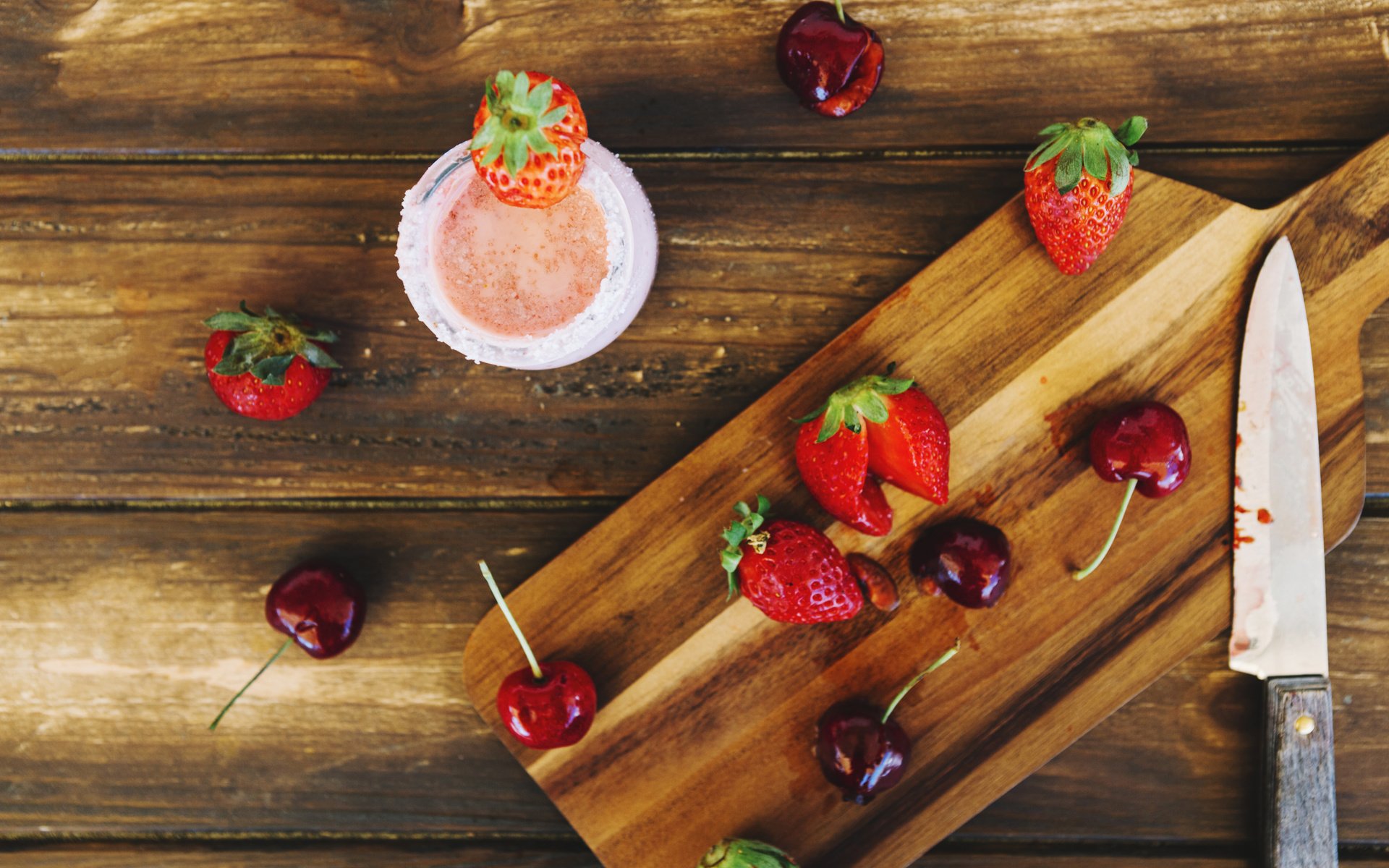 Обои клубника, ягоды, вишня, нож, разделочная доска, strawberry, berries, cherry, knife, cutting board разрешение 5760x3840 Загрузить