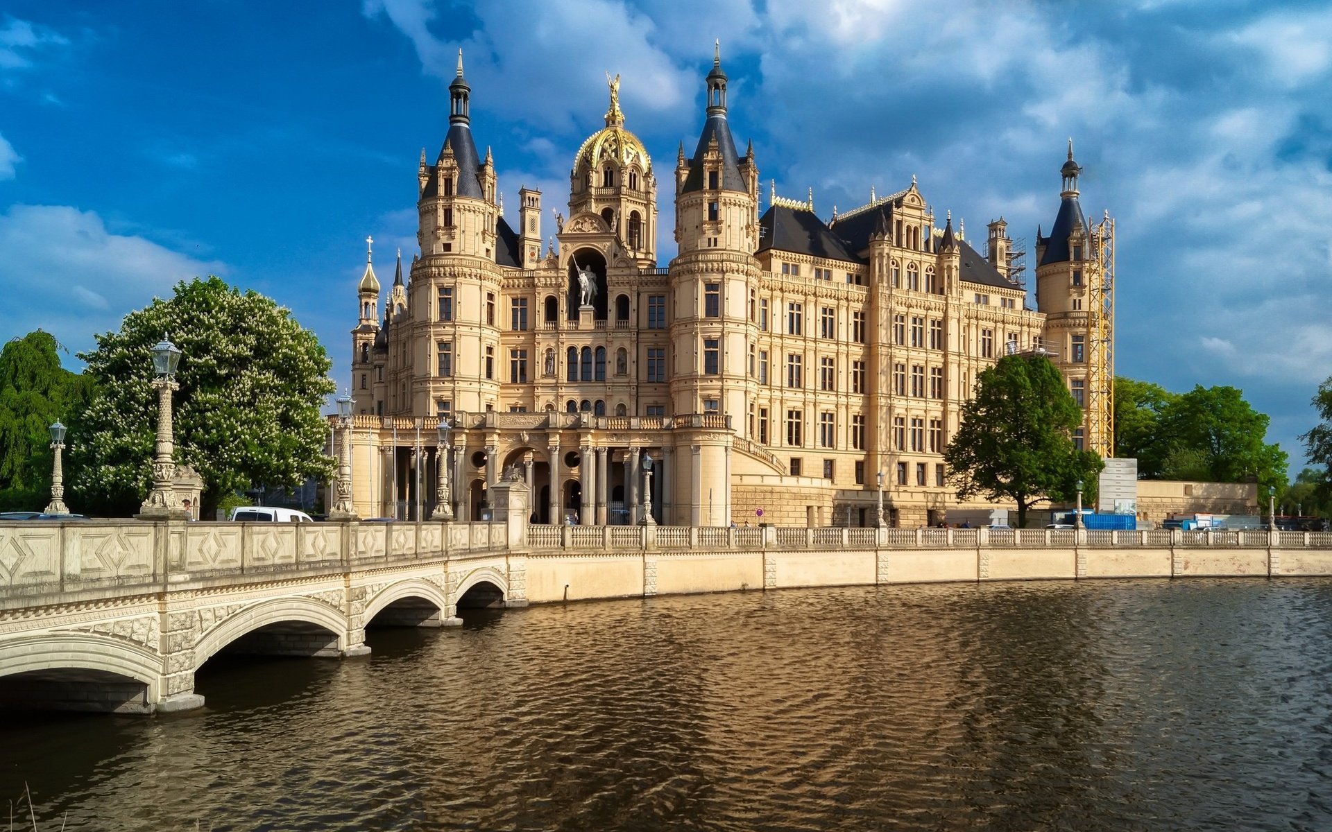 Обои город, германия, замок шверин, the city, germany, castle schwerin разрешение 2048x1342 Загрузить