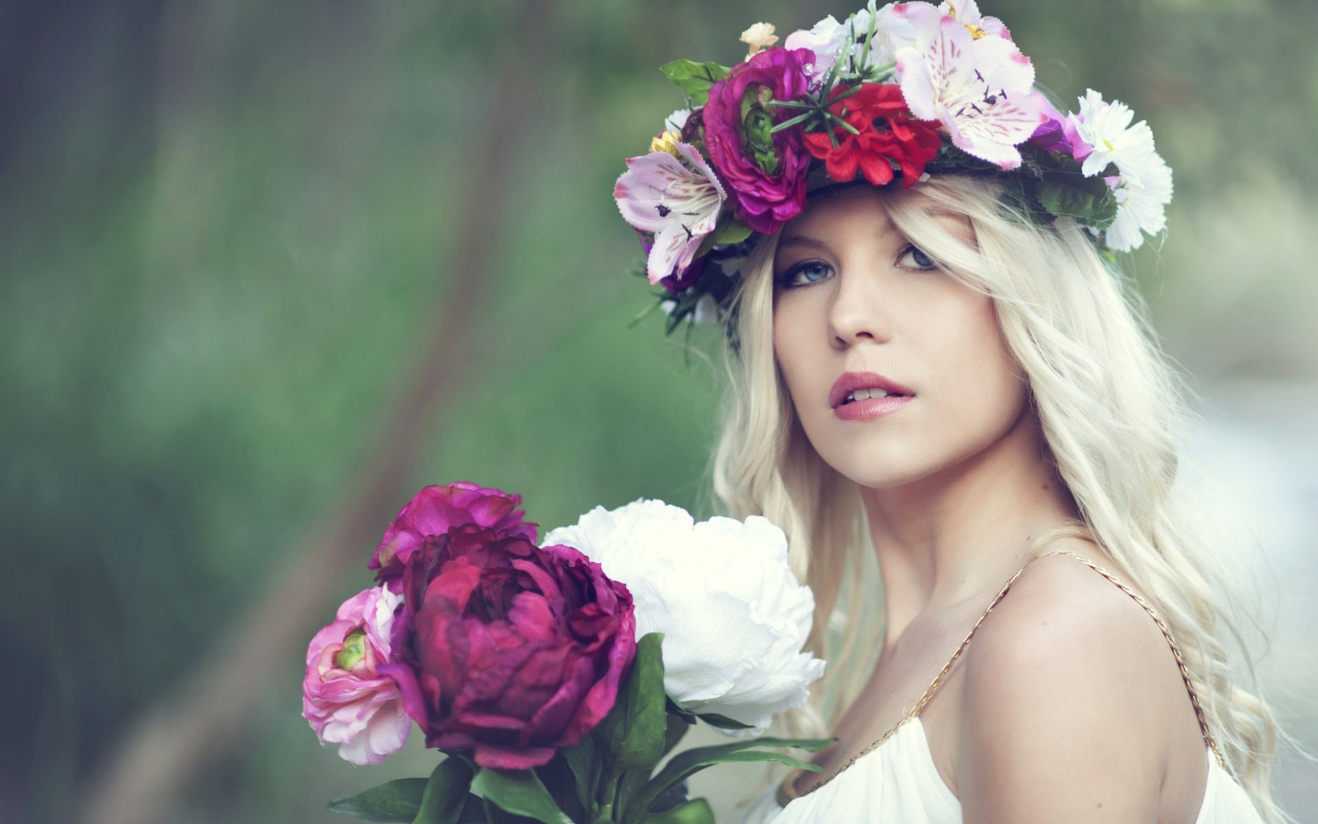 Обои цветы, девушка, блондинка, взгляд, голая, flowers, girl, blonde, look, naked разрешение 2560x1600 Загрузить