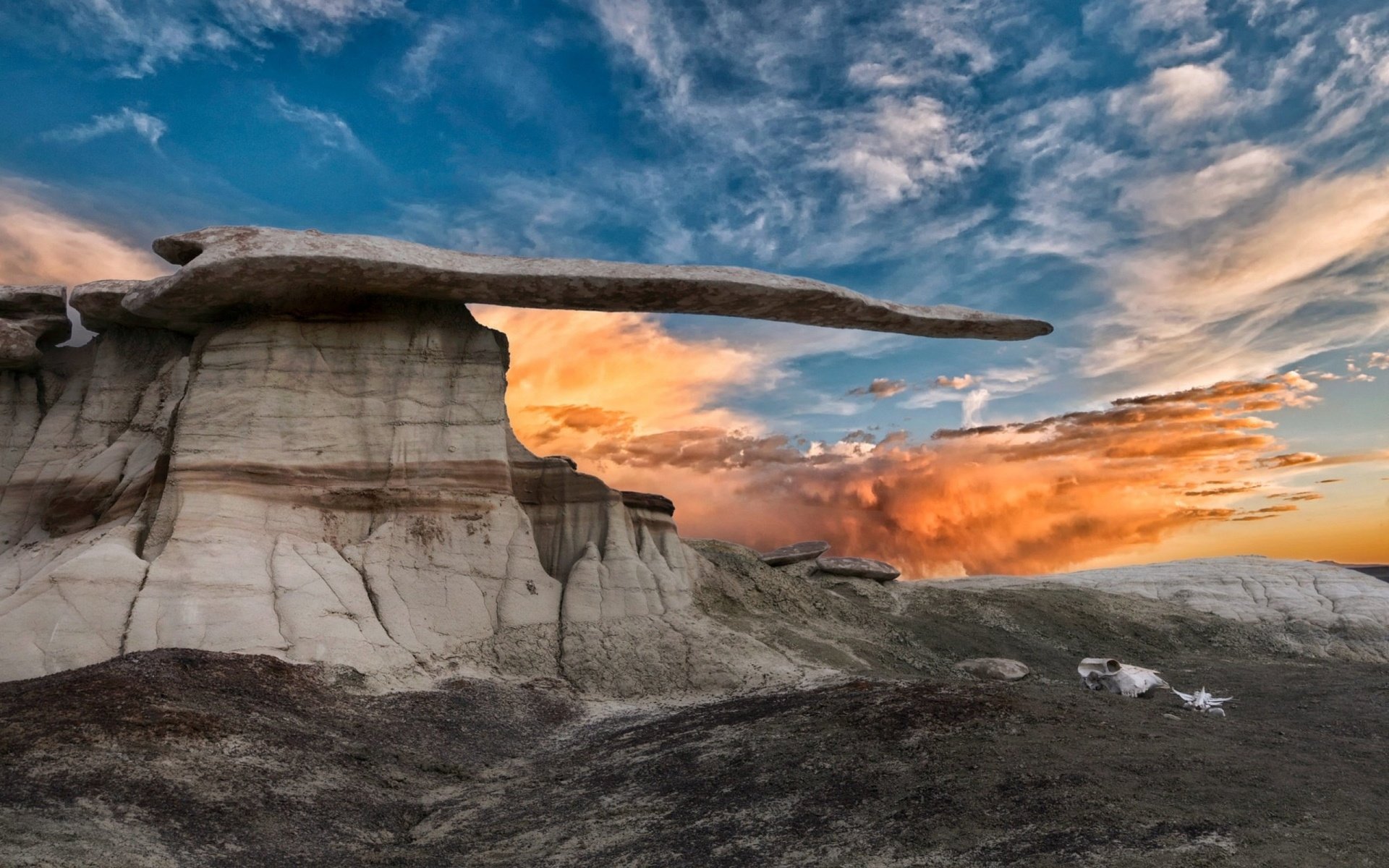 Обои небо, облака, скала, пустыня, утес, the sky, clouds, rock, desert разрешение 2560x1600 Загрузить