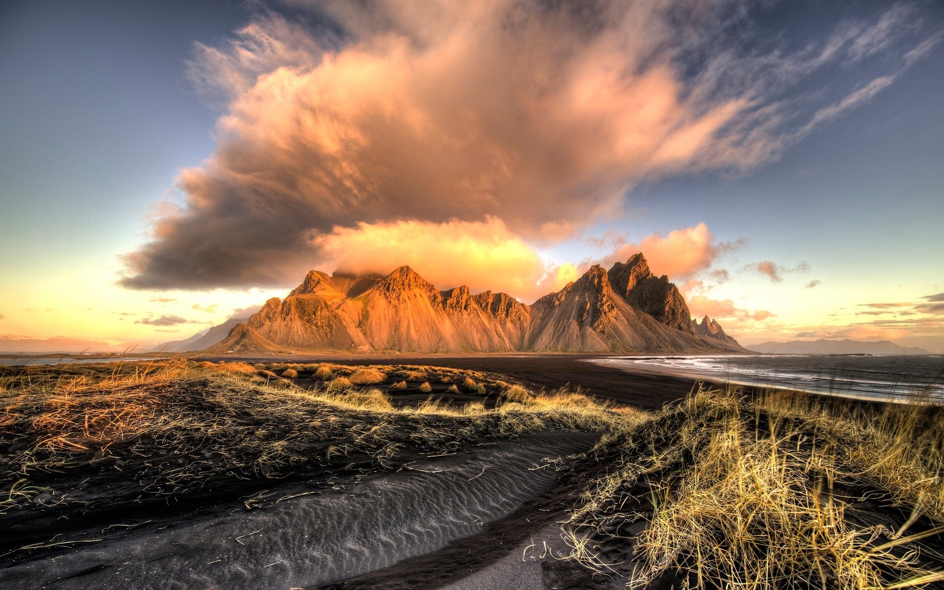 Обои небо, облака, горы, солнце, залив, исландия, stokksnes, the sky, clouds, mountains, the sun, bay, iceland разрешение 2047x1274 Загрузить