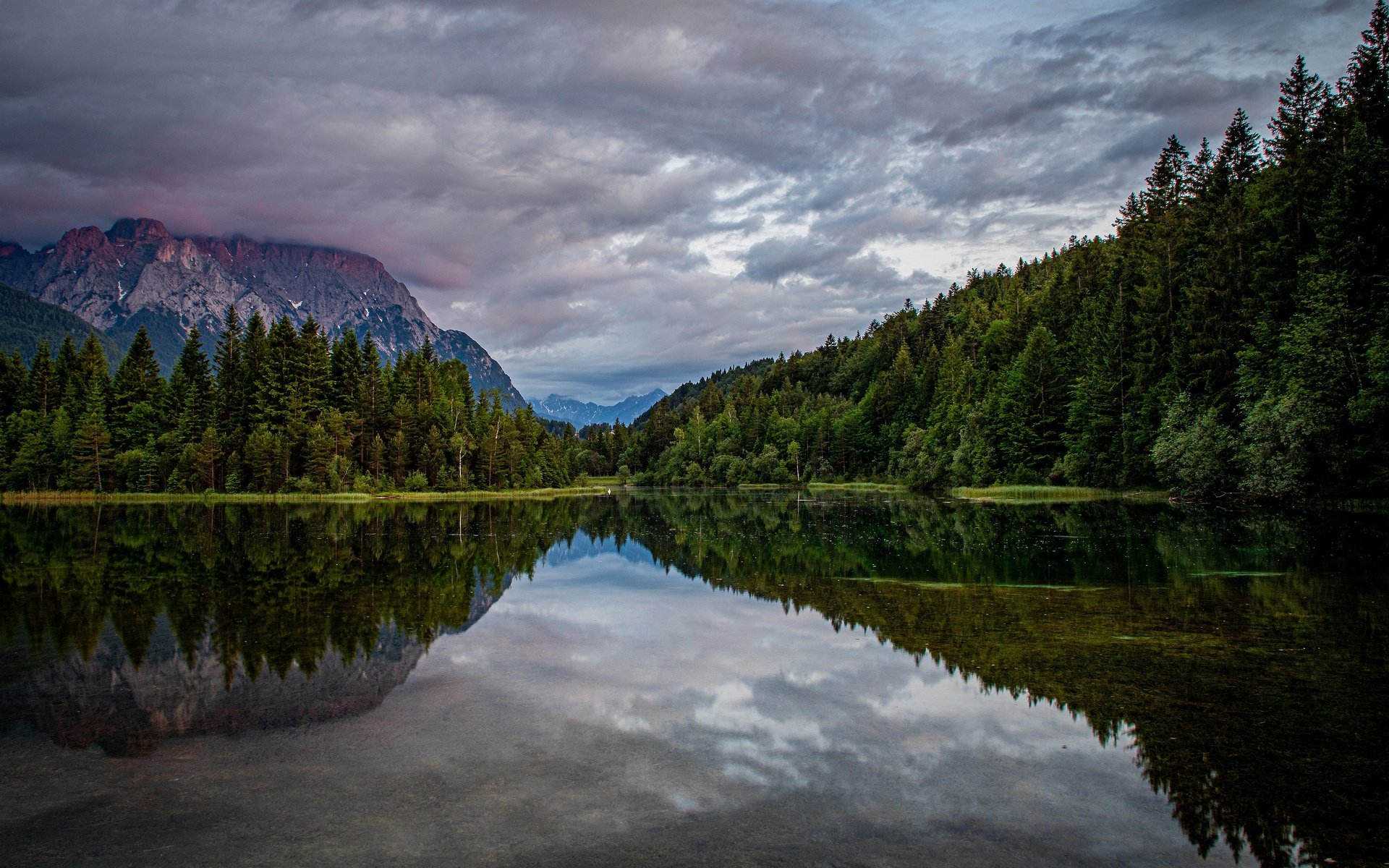 Обои облака, горы, лес, отражение, водоем, clouds, mountains, forest, reflection, pond разрешение 3840x2160 Загрузить