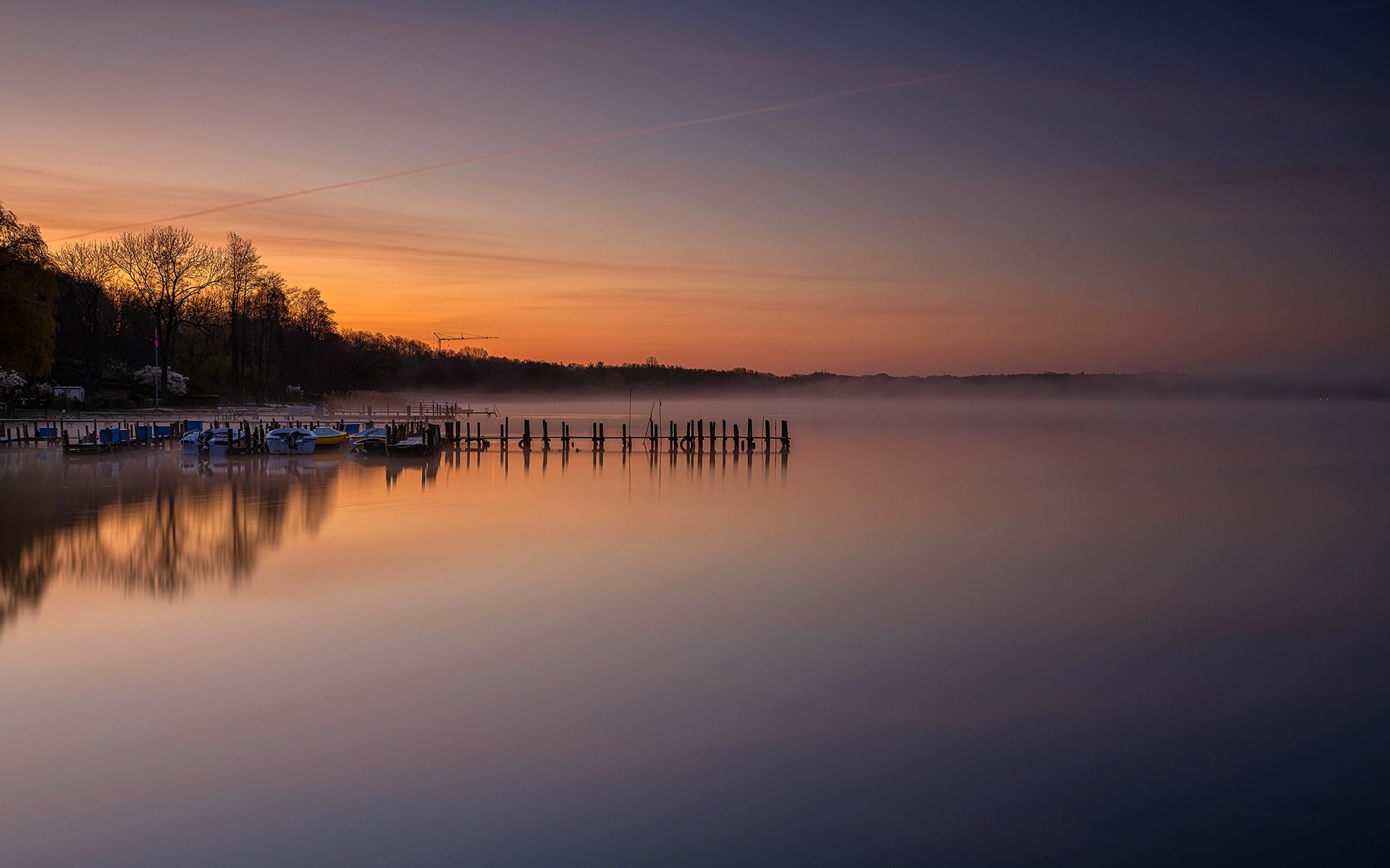 Обои деревья, zwischenahner meer, озеро, берег, утро, туман, лодки, причал, германия, trees, lake, shore, morning, fog, boats, pier, germany разрешение 2048x1365 Загрузить