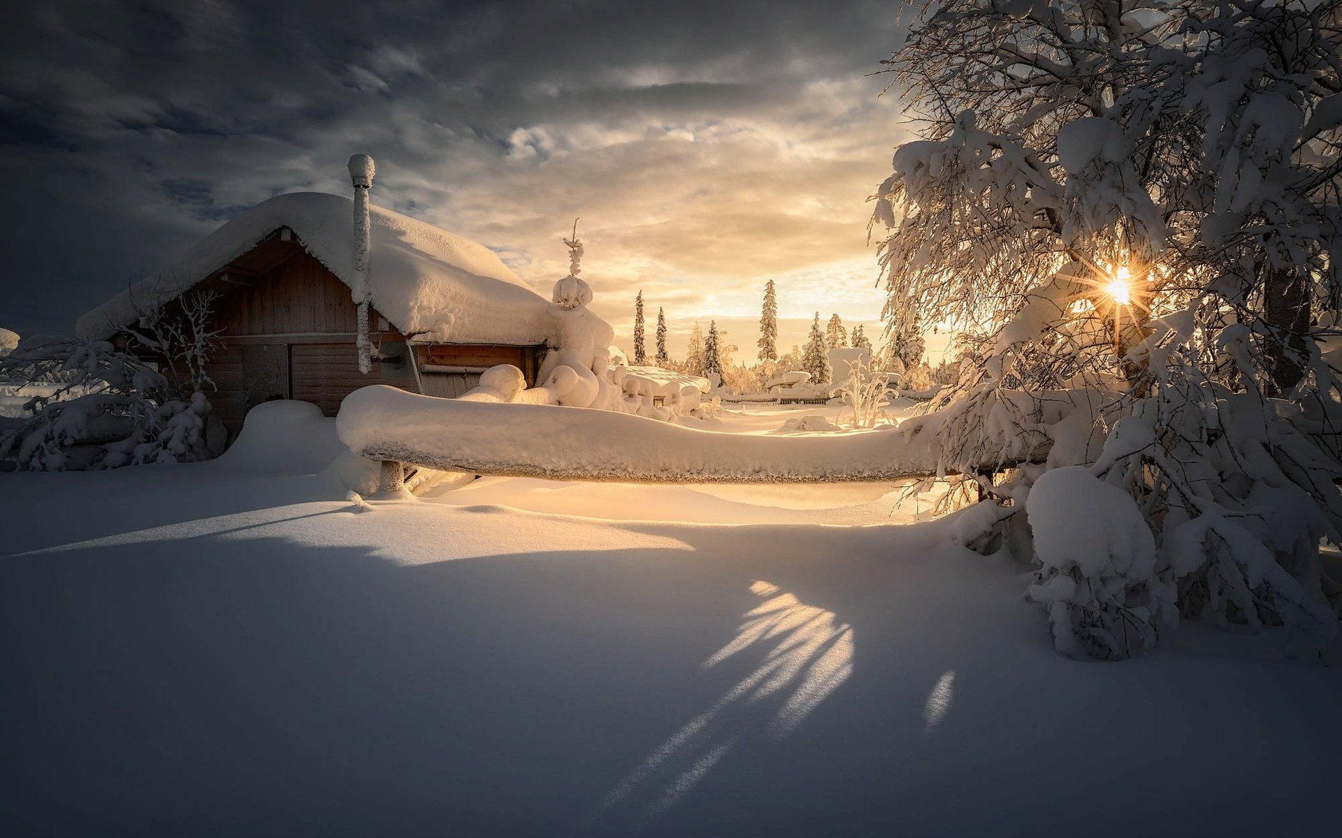 Обои деревья, тени, солнце, снег, природа, зима, лучи, пейзаж, дом, trees, shadows, the sun, snow, nature, winter, rays, landscape, house разрешение 2000x1333 Загрузить