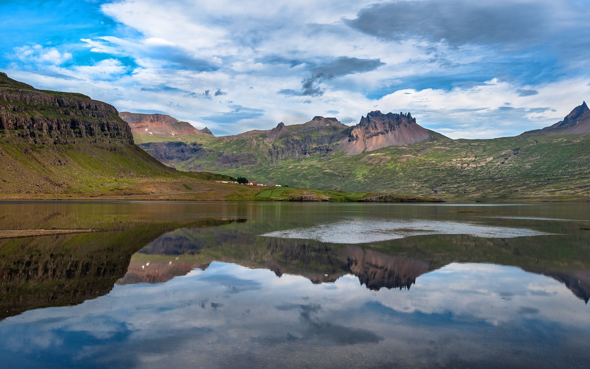 Обои облака, горы, скалы, отражение, домики, водоем, склоны, clouds, mountains, rocks, reflection, houses, pond, the slopes разрешение 3840x2160 Загрузить