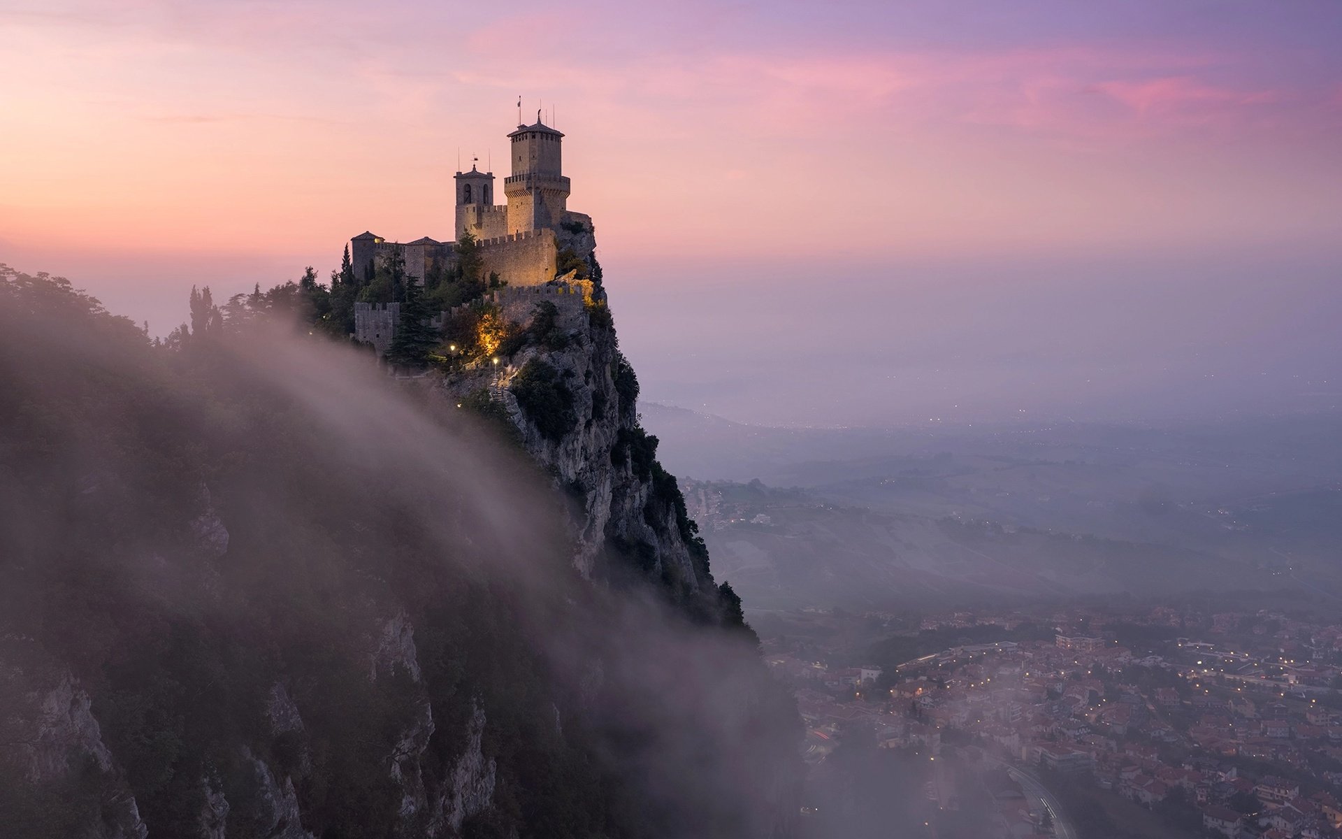 Замок Сан Марино туман