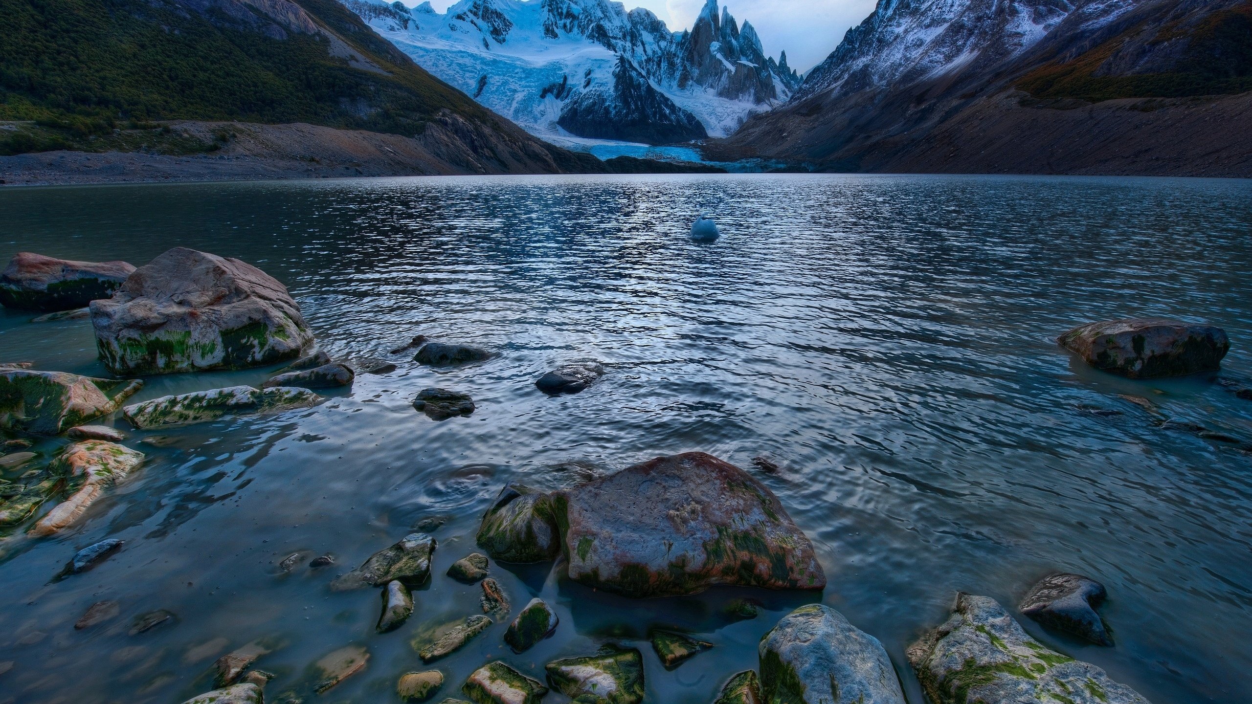 Обои озеро, горы, камни, lake, mountains, stones разрешение 2560x1600 Загрузить