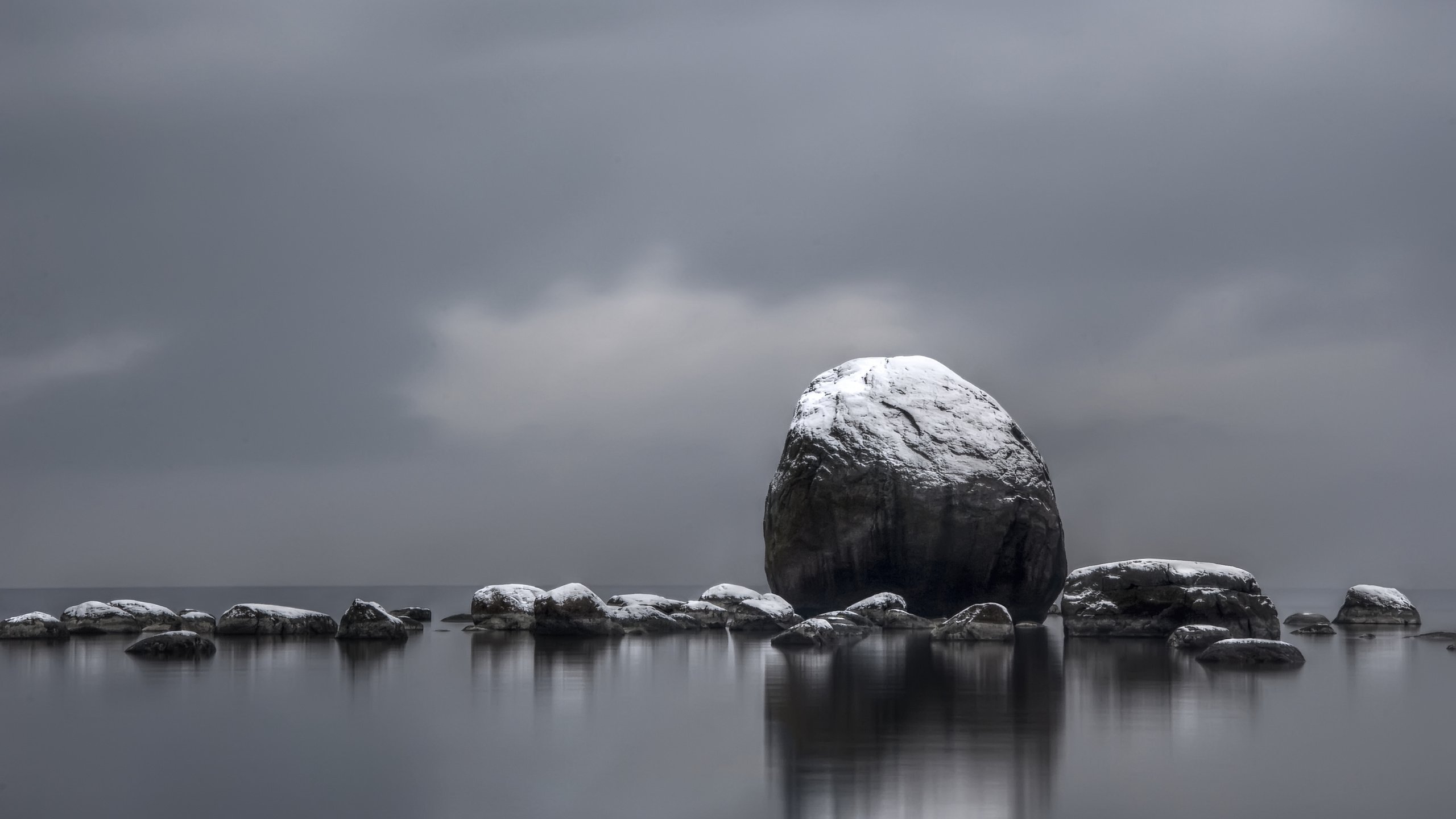 Обои камни, море, серый, stones, sea, grey разрешение 3872x2592 Загрузить