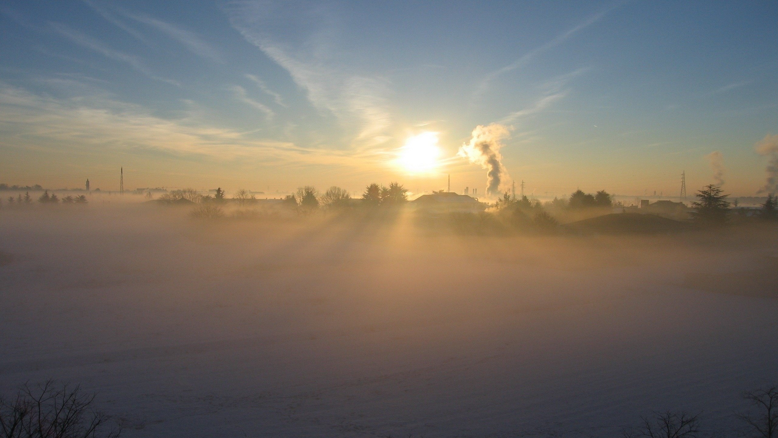 Обои солнце, снег, зима, туман, деревня, дым, the sun, snow, winter, fog, village, smoke разрешение 2560x1600 Загрузить