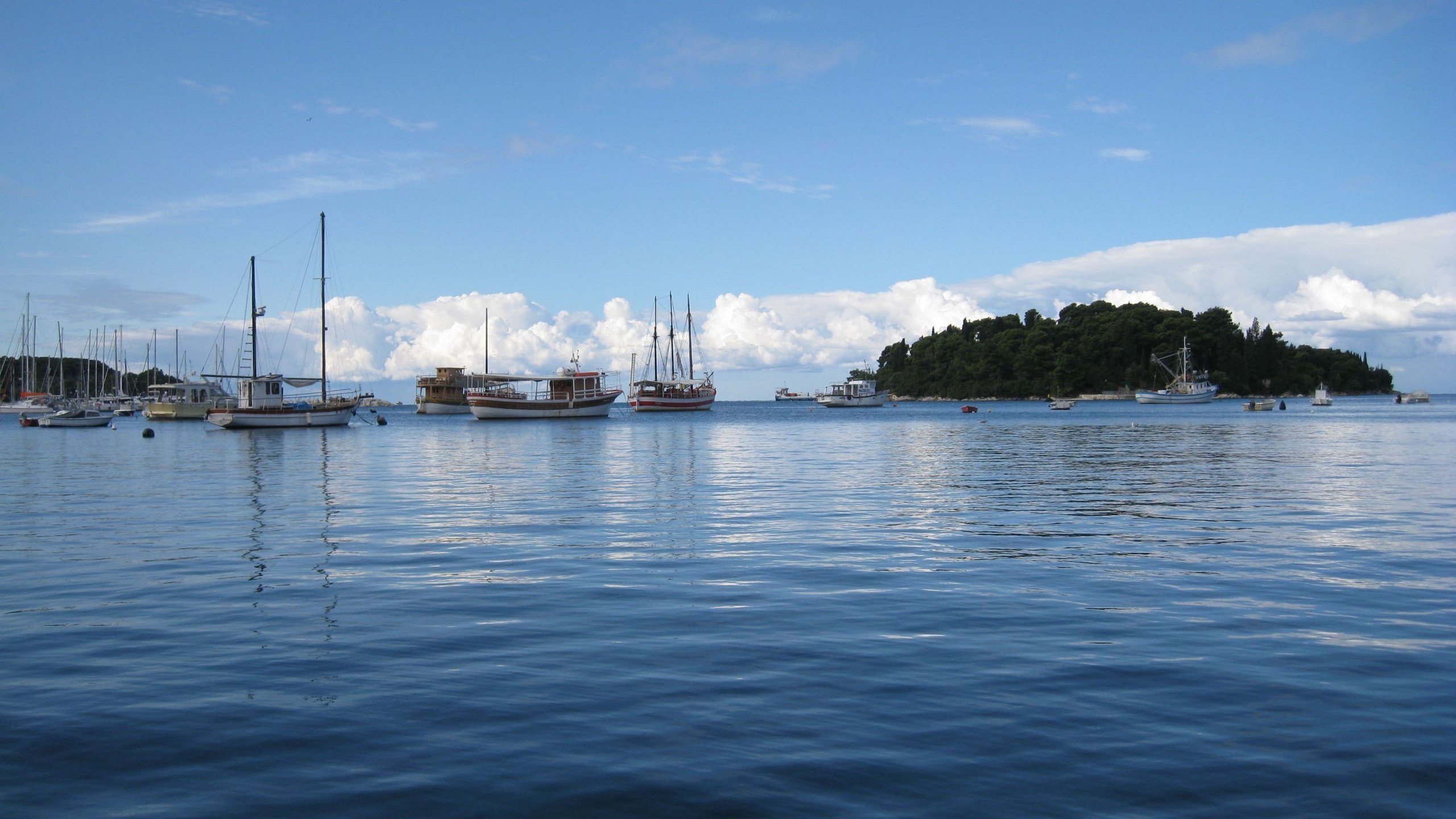 Обои небо, море, яхты, остров, the sky, sea, yachts, island разрешение 2592x1944 Загрузить