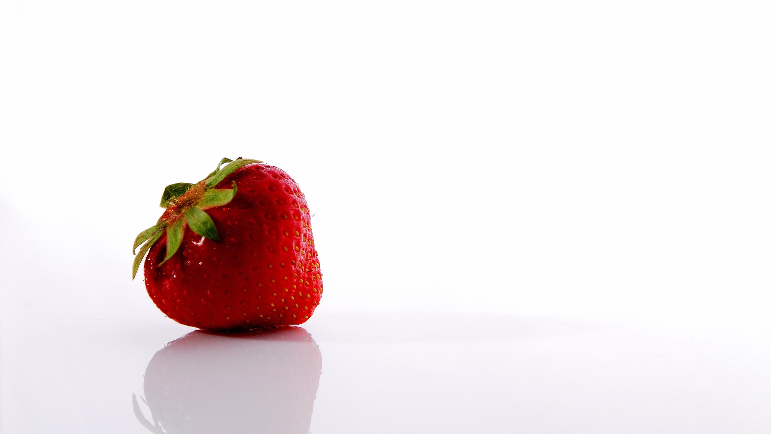 Обои клубника, белое, красное, strawberry, white, red разрешение 2560x1600 Загрузить