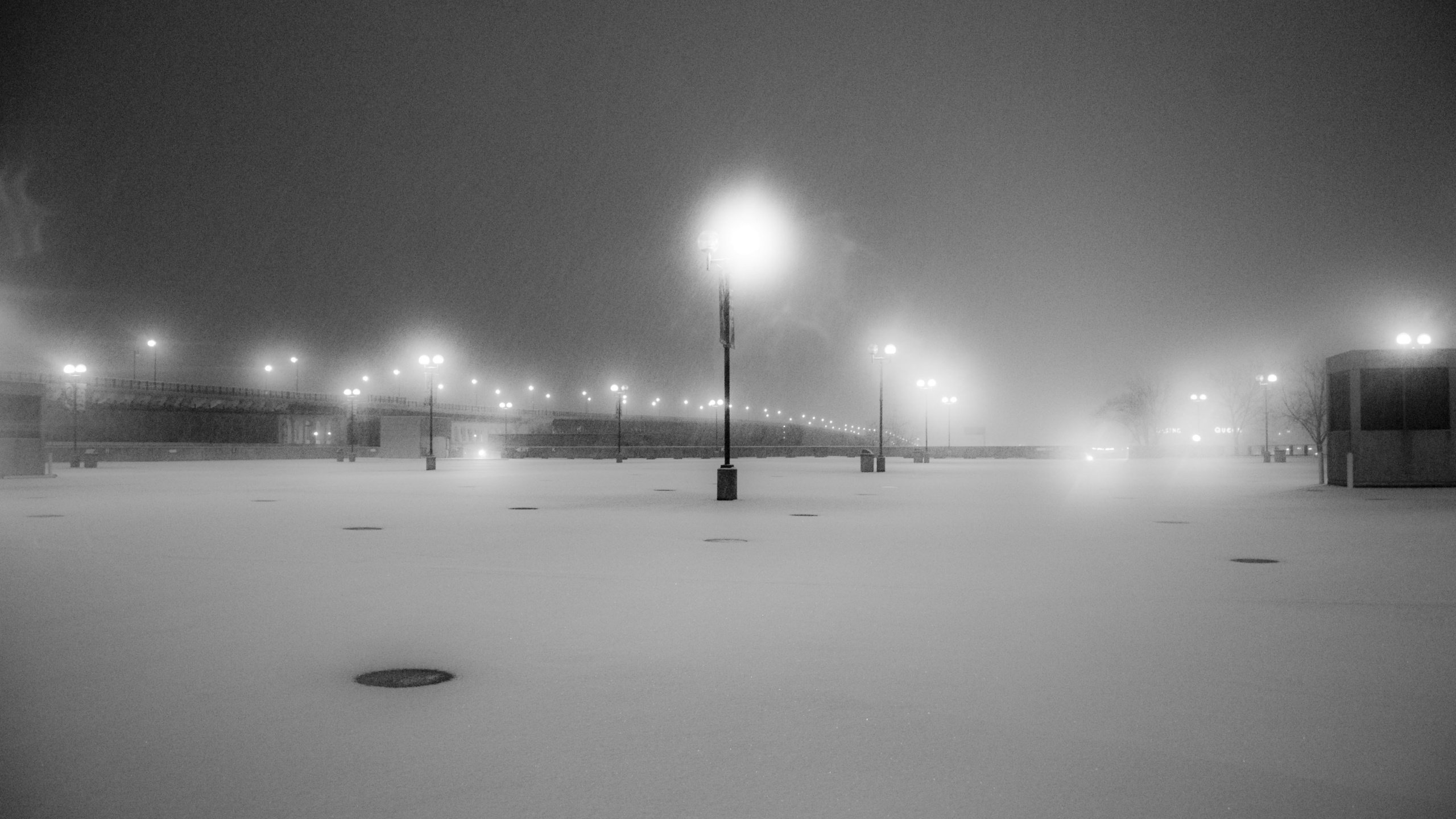 Обои фонари, снег, чб, lights, snow, bw разрешение 3872x2592 Загрузить