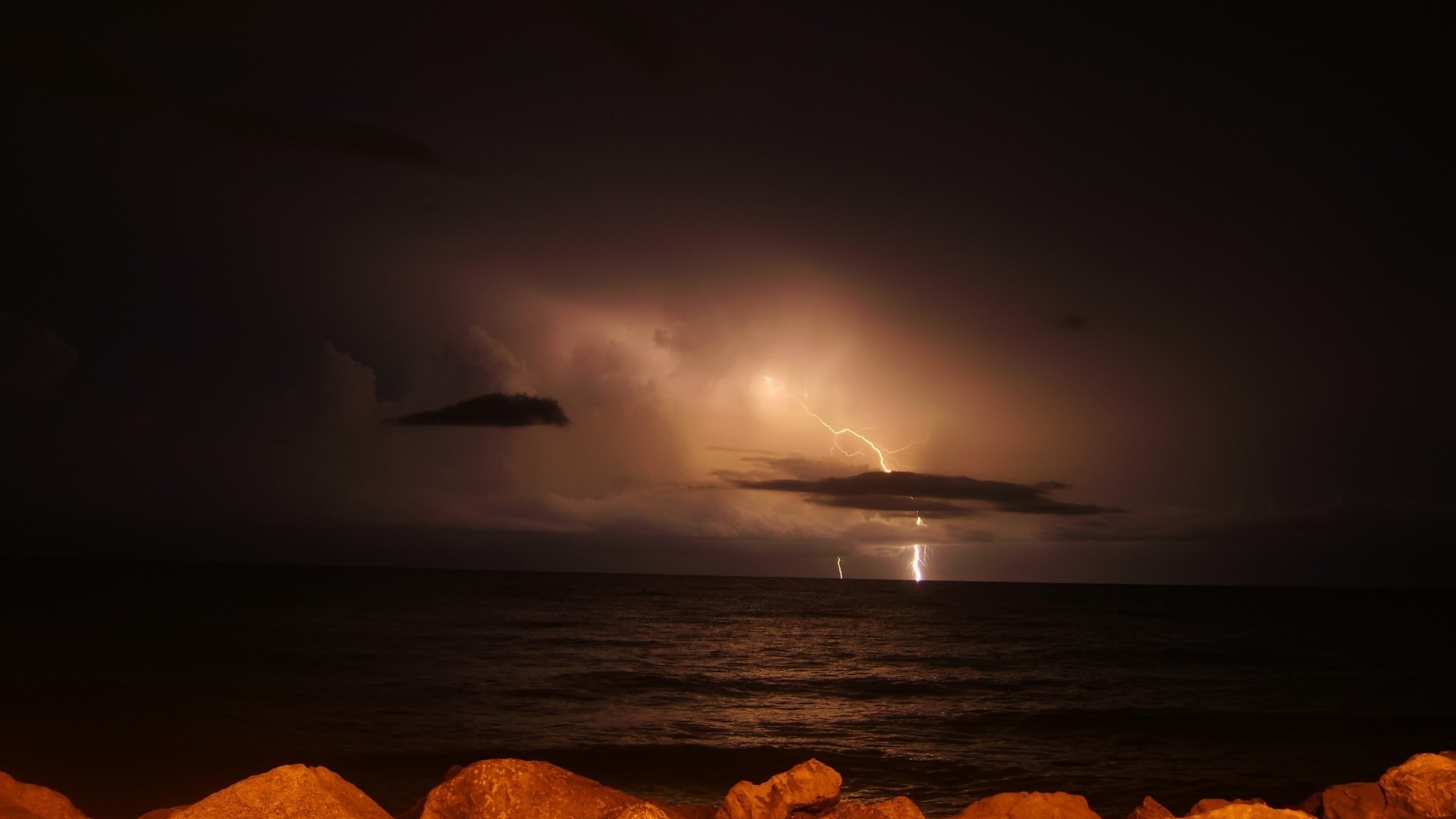 Обои ночь, море, молния, night, sea, lightning разрешение 2560x1573 Загрузить