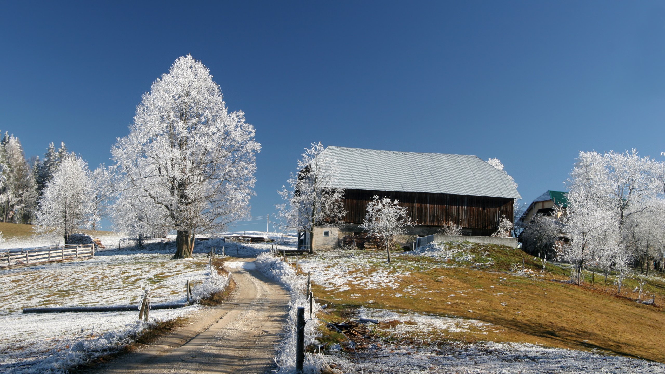 Обои небо, дорога, снег, зима, домики, красивые, голубое, snow lodge, the sky, road, snow, winter, houses, beautiful, blue разрешение 3504x2336 Загрузить