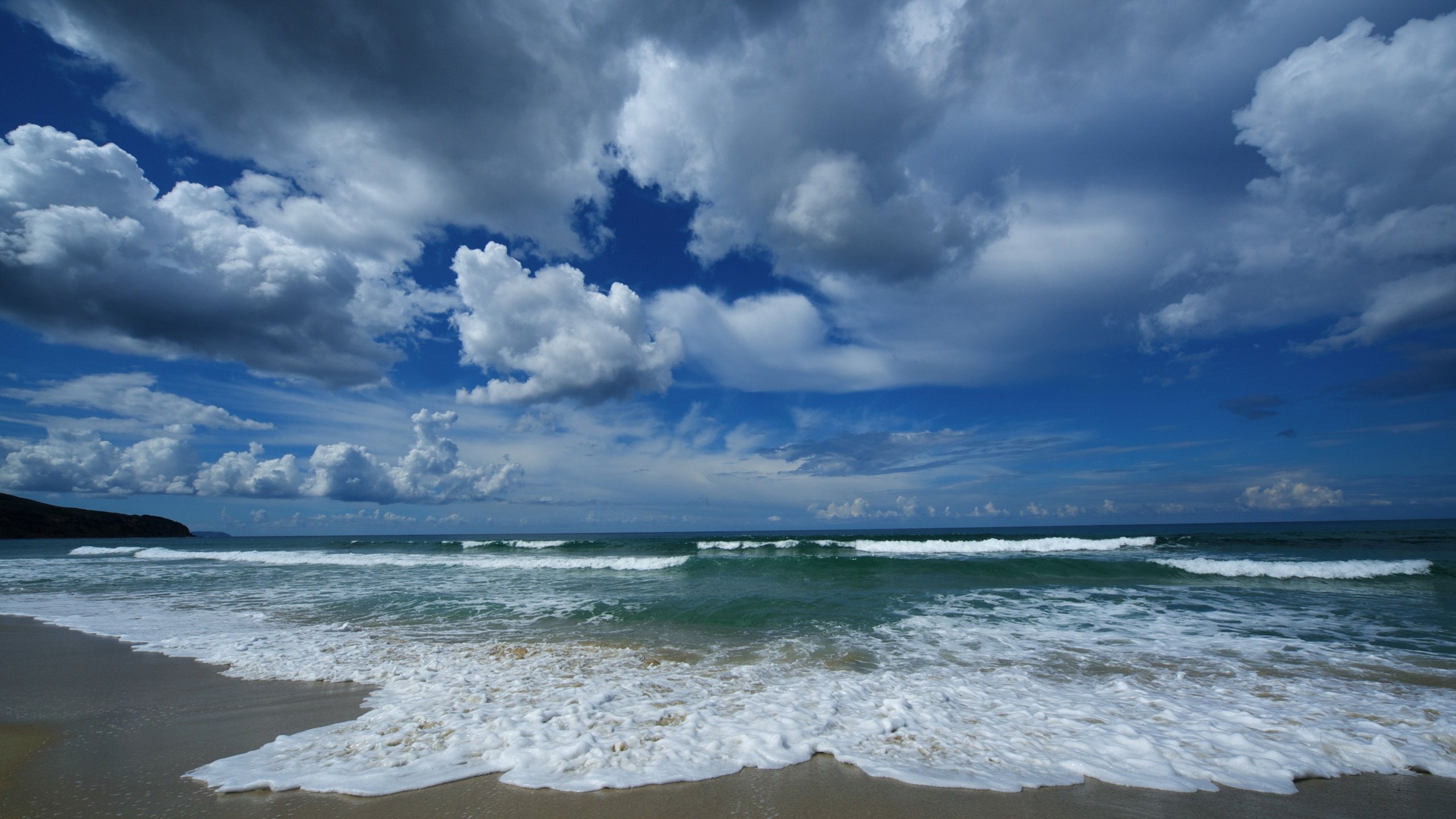 Обои небо, песок, облака, пляж, вода, волна, синева, природа, берег, волны, пейзаж, море, the sky, sand, clouds, beach, water, blue, nature, shore, wave, landscape, sea разрешение 2560x1600 Загрузить