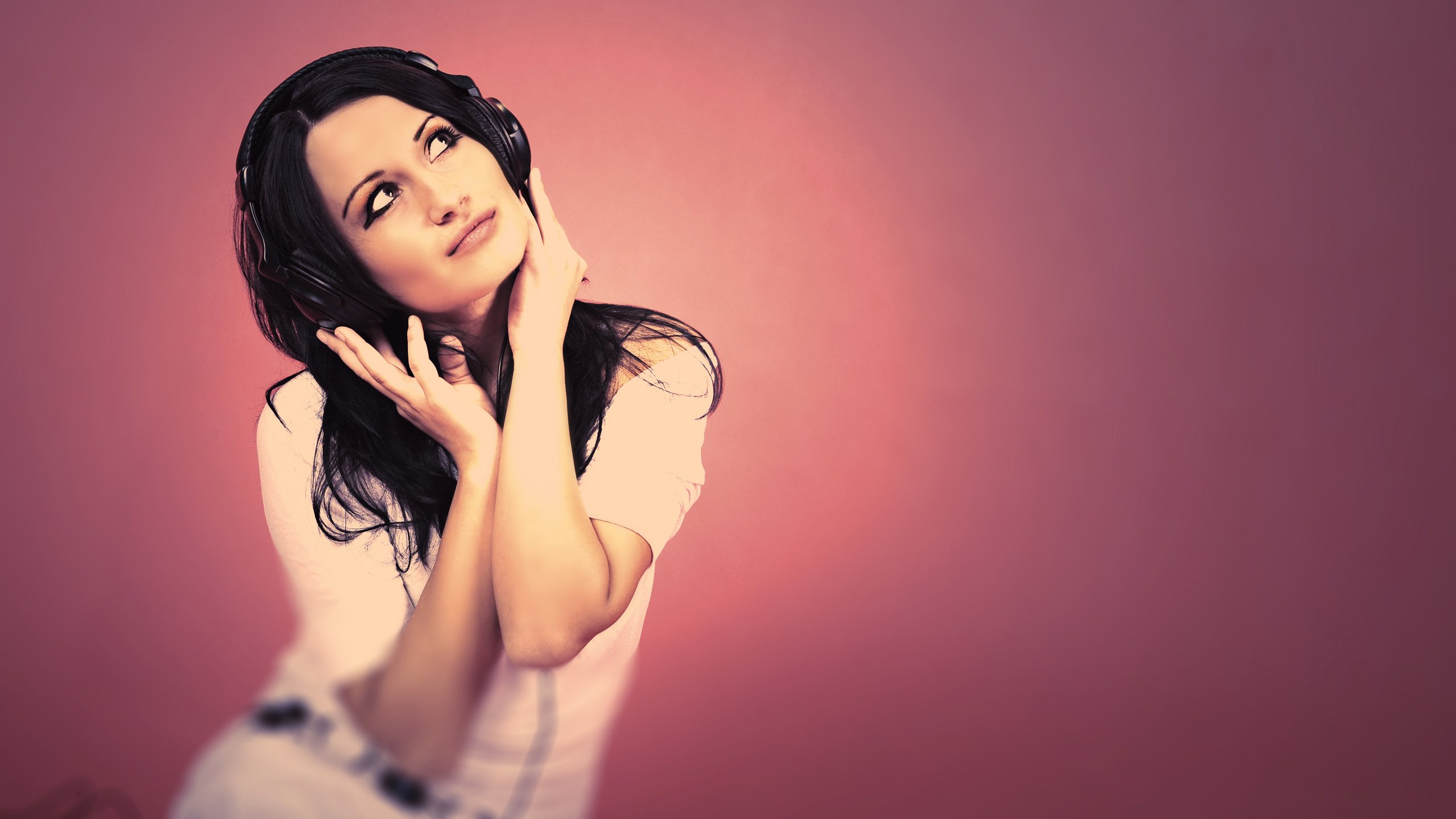 Обои брюнетка, музыка, наушники, розовый фон, brunette, music, headphones, pink background разрешение 2560x1600 Загрузить