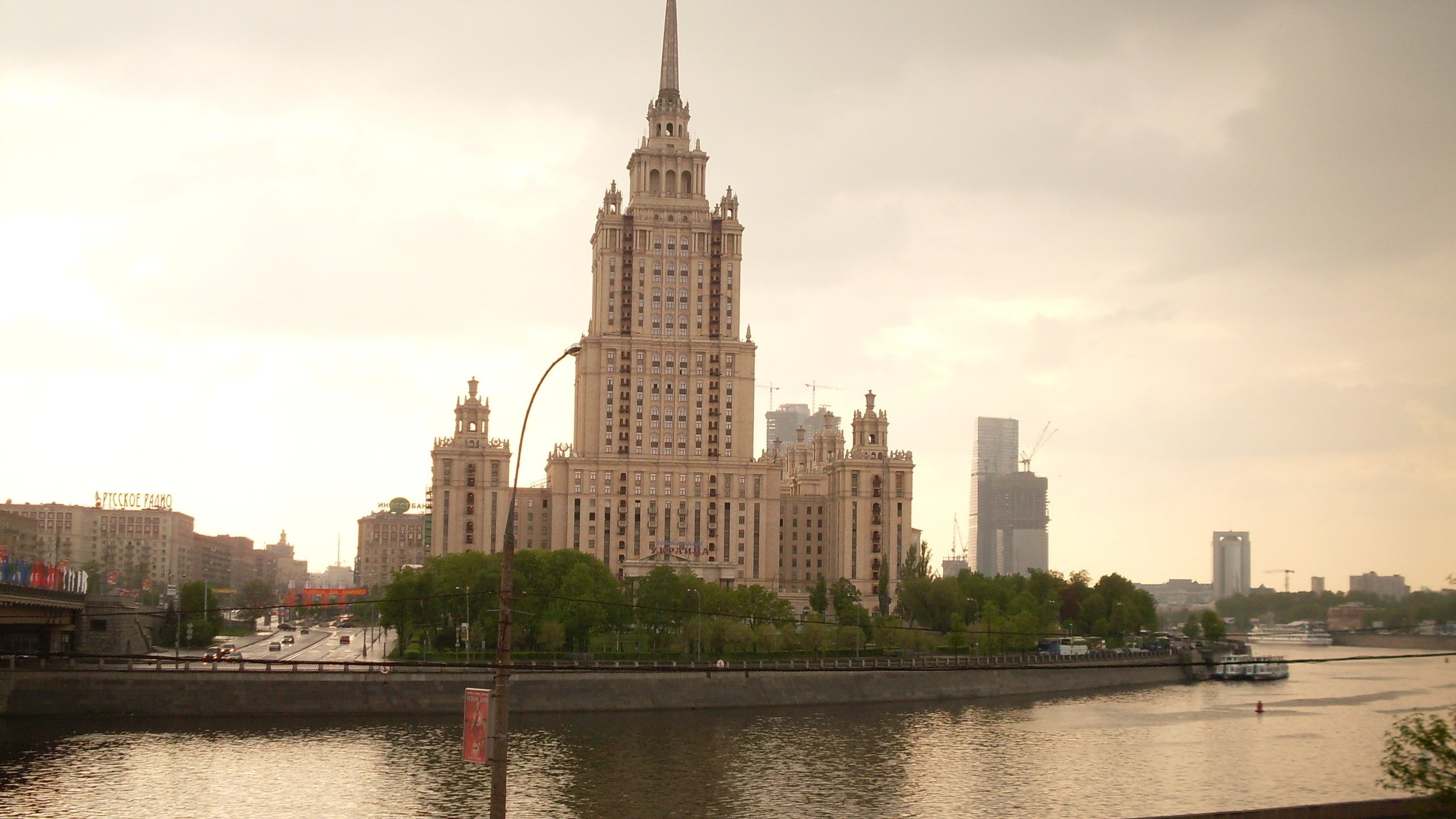 Обои москва, набережная, здание, moscow, promenade, the building разрешение 3072x1728 Загрузить