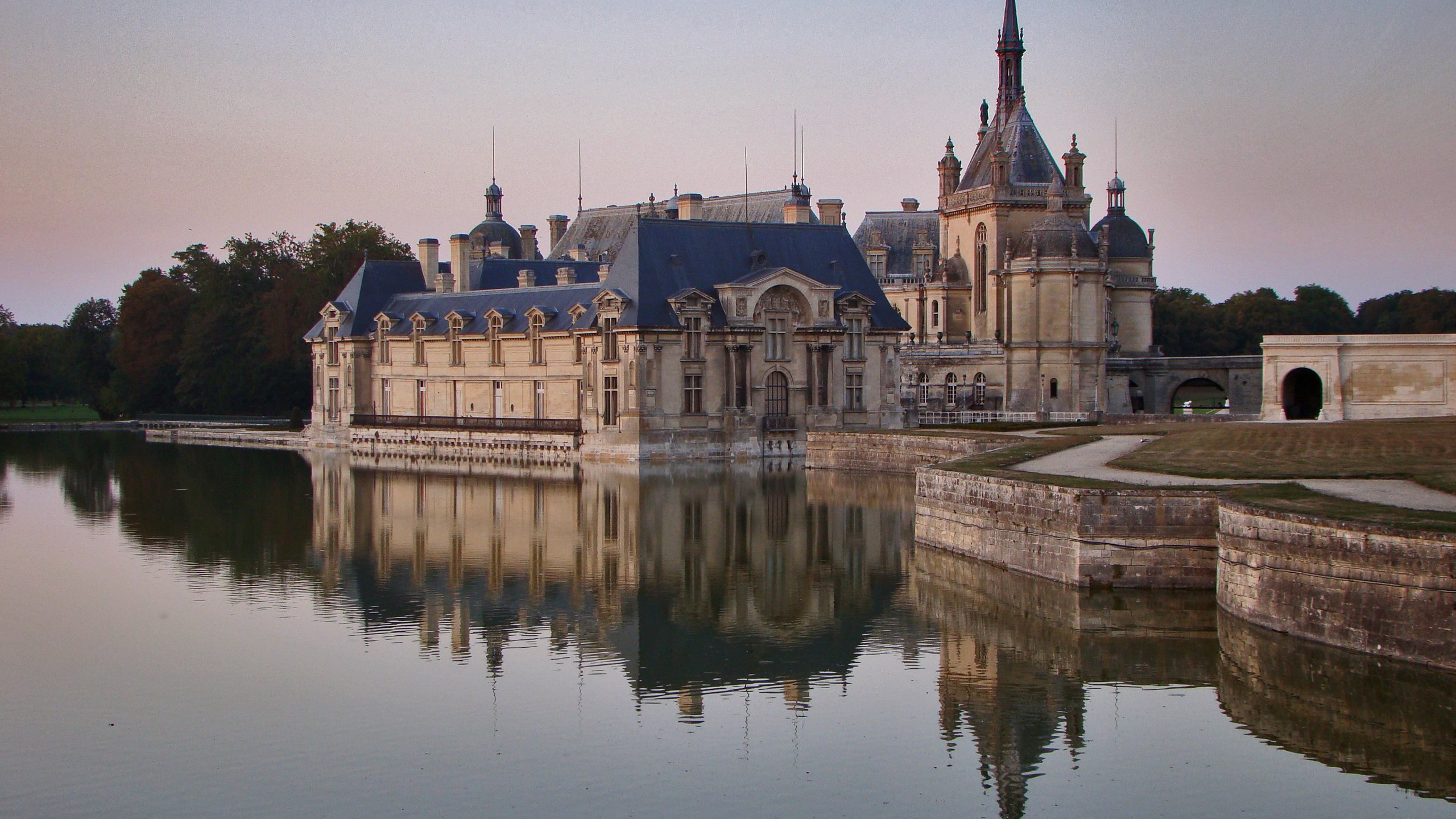 Обои вода, отражение, замок, франция, замок шантийи, water, reflection, castle, france, chantilly castle разрешение 3456x2592 Загрузить