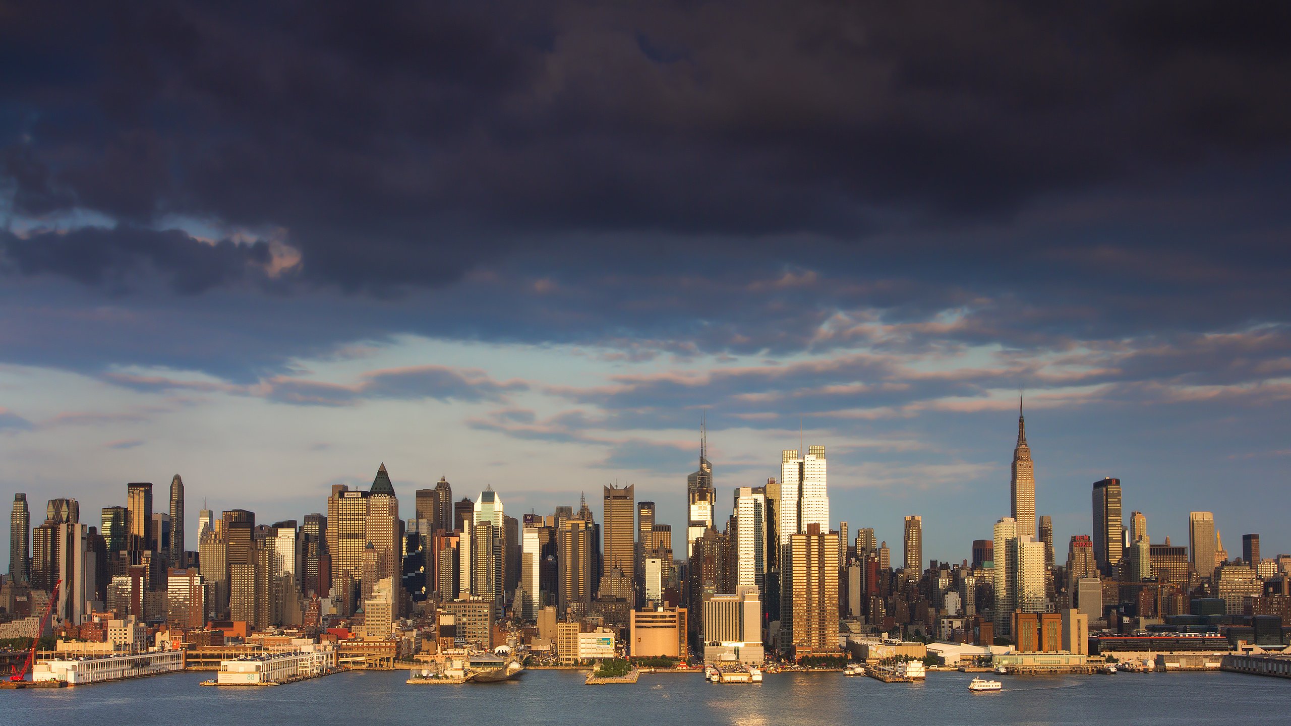 Обои тучи, небоскребы, залив, сша, нью-йорк, здания, нью - йорк, clouds, skyscrapers, bay, usa, new york, building разрешение 2560x1600 Загрузить