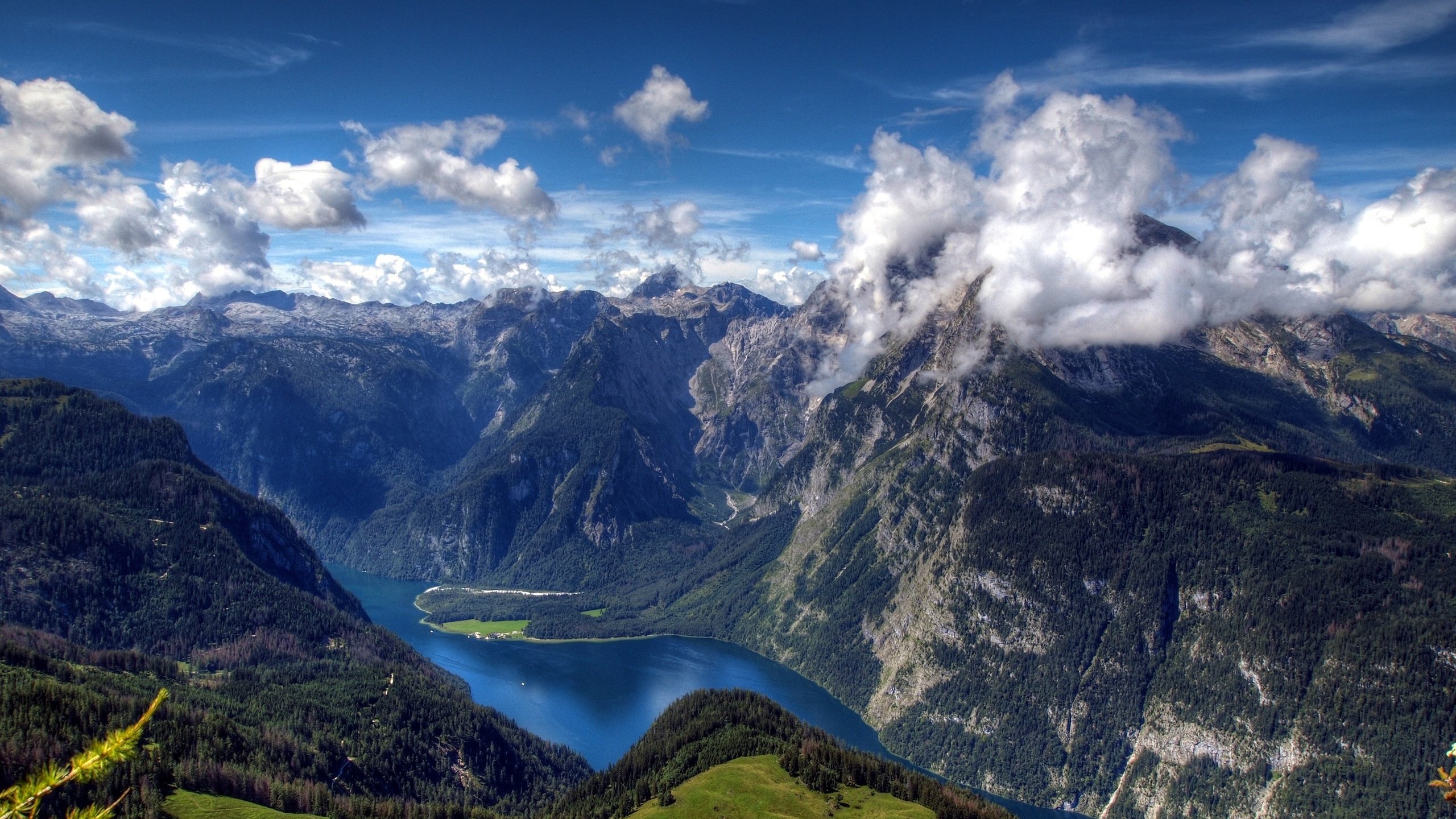 Обои облака, бавария, река, bavarian alps, озеро кёнигзее, горы, поля, панорама, леса, германия, альпы, clouds, bayern, river, lake königssee, mountains, field, panorama, forest, germany, alps разрешение 2560x1600 Загрузить