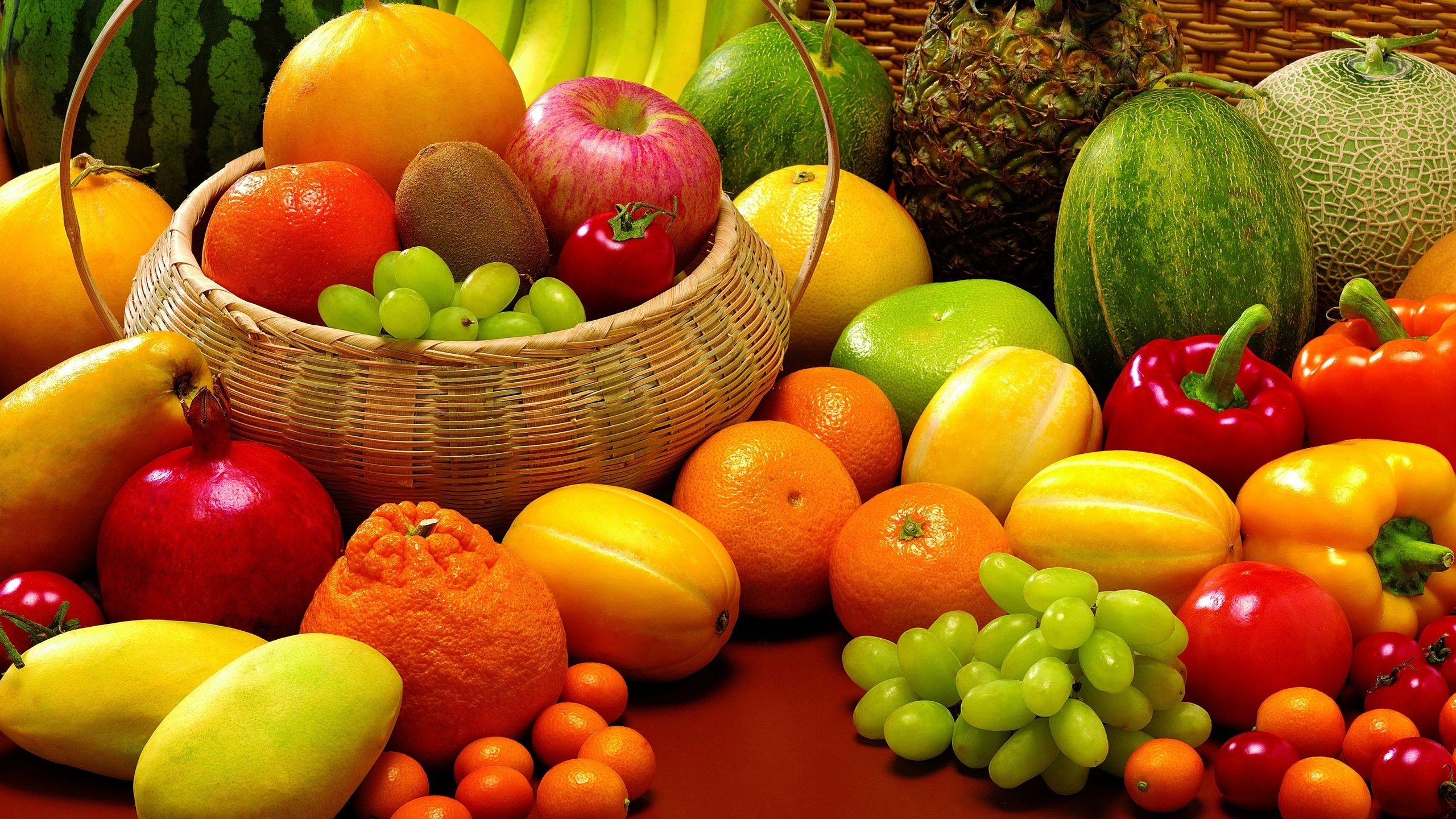 Обои виноград, бананы, грейпфруты, фрукты, натюрморт, арбуз, ананас, овощи, гранат, киви, паприка, корзинка, манго, помидоры, дыни, мандарины, кумкваты, grapes, bananas, grapefruit, fruit, still life, watermelon, pineapple, vegetables, garnet, kiwi, paprika, basket, mango, tomatoes, melon, tangerines, the kumquats разрешение 2560x1600 Загрузить