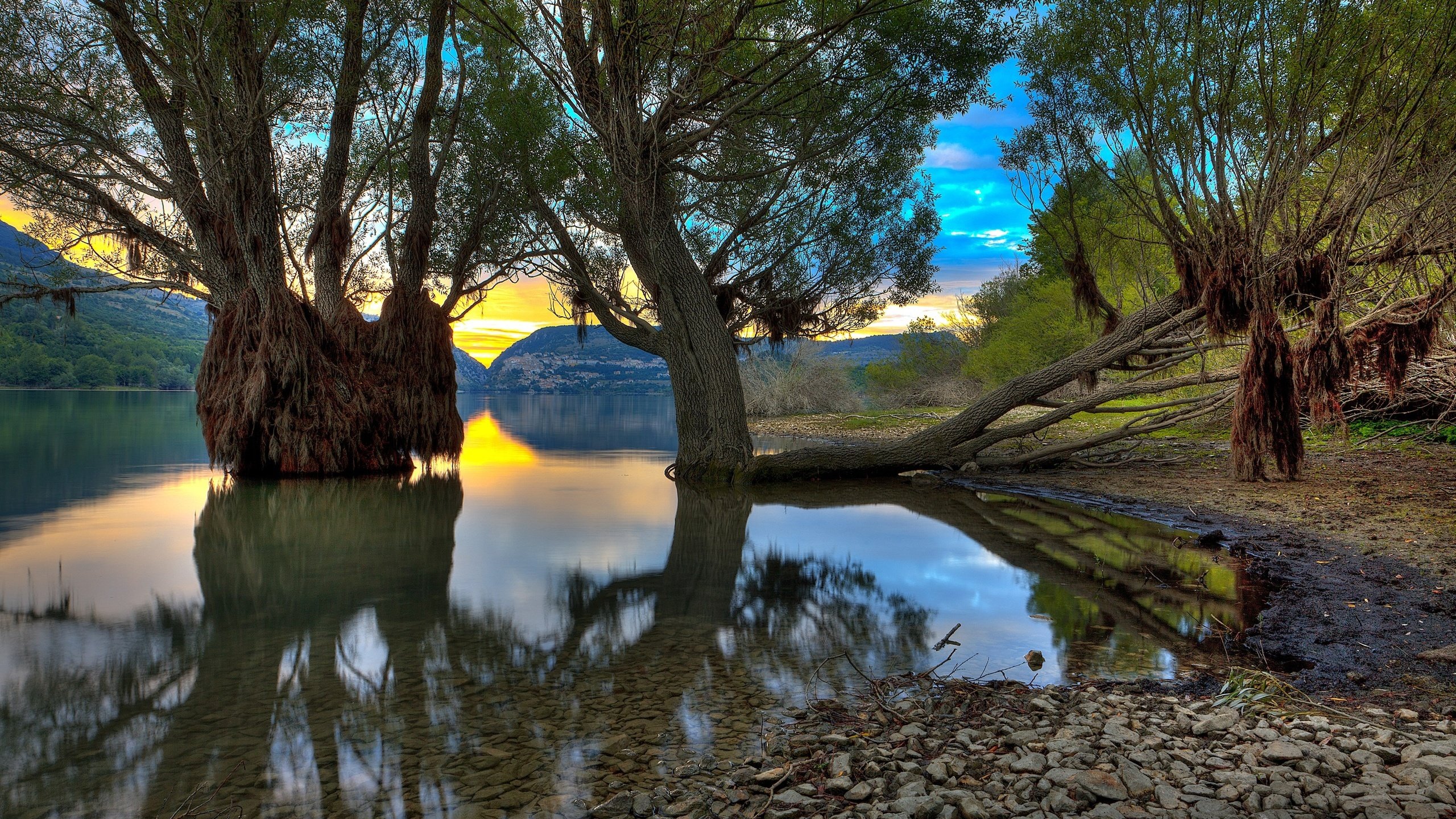 Обои свет, деревья, озеро, камни, берег, отражение, villetta barrea lake, light, trees, lake, stones, shore, reflection разрешение 2560x1600 Загрузить