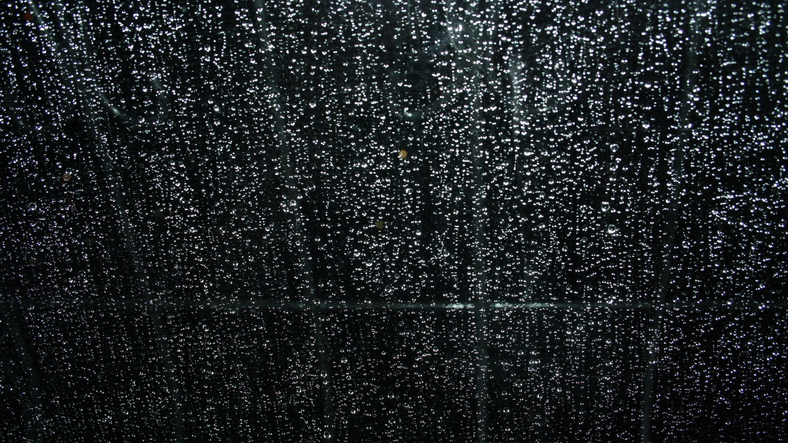 Обои ночь, вода, капли, дождь, окно, стекло, night, water, drops, rain, window, glass разрешение 2560x1600 Загрузить