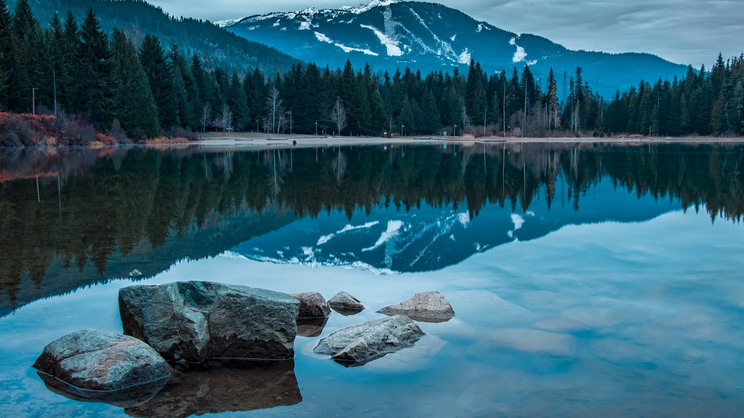 Обои озеро, горы, природа, камни, канада, lost british columbia, lake, mountains, nature, stones, canada разрешение 2560x1600 Загрузить