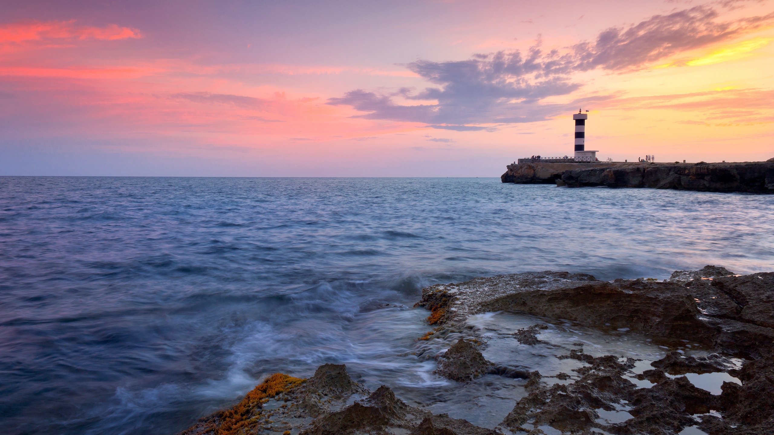 Обои небо, море, облака, маяк, вода, скалы, природа, берег, волны, закат, the sky, sea, clouds, lighthouse, water, rocks, nature, shore, wave, sunset разрешение 2560x1600 Загрузить