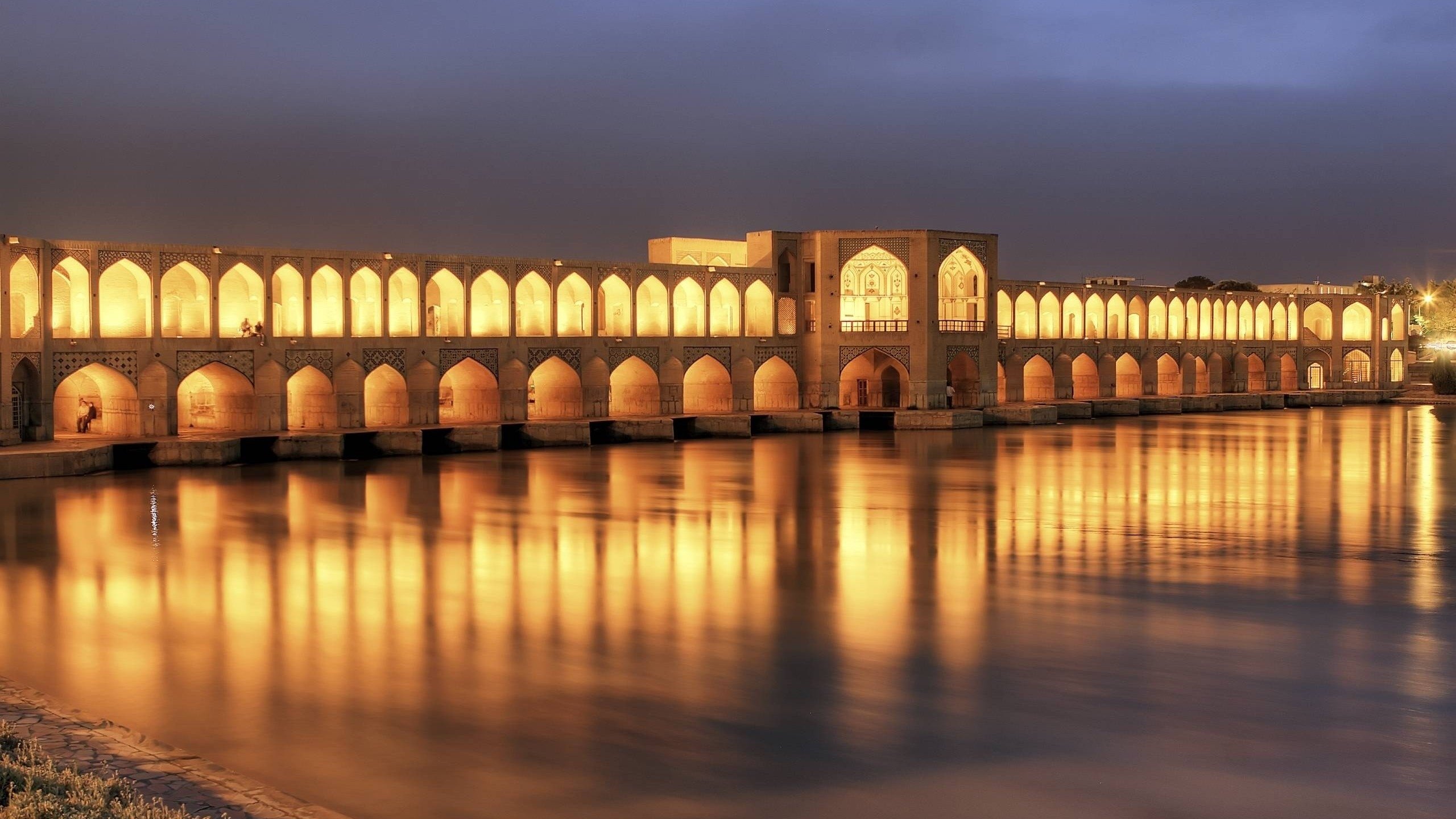 Обои свет, вода, отражение, иран, исфахан, мост хаджу, хаджу, light, water, reflection, iran, isfahan, bridge hajj разрешение 2560x1600 Загрузить