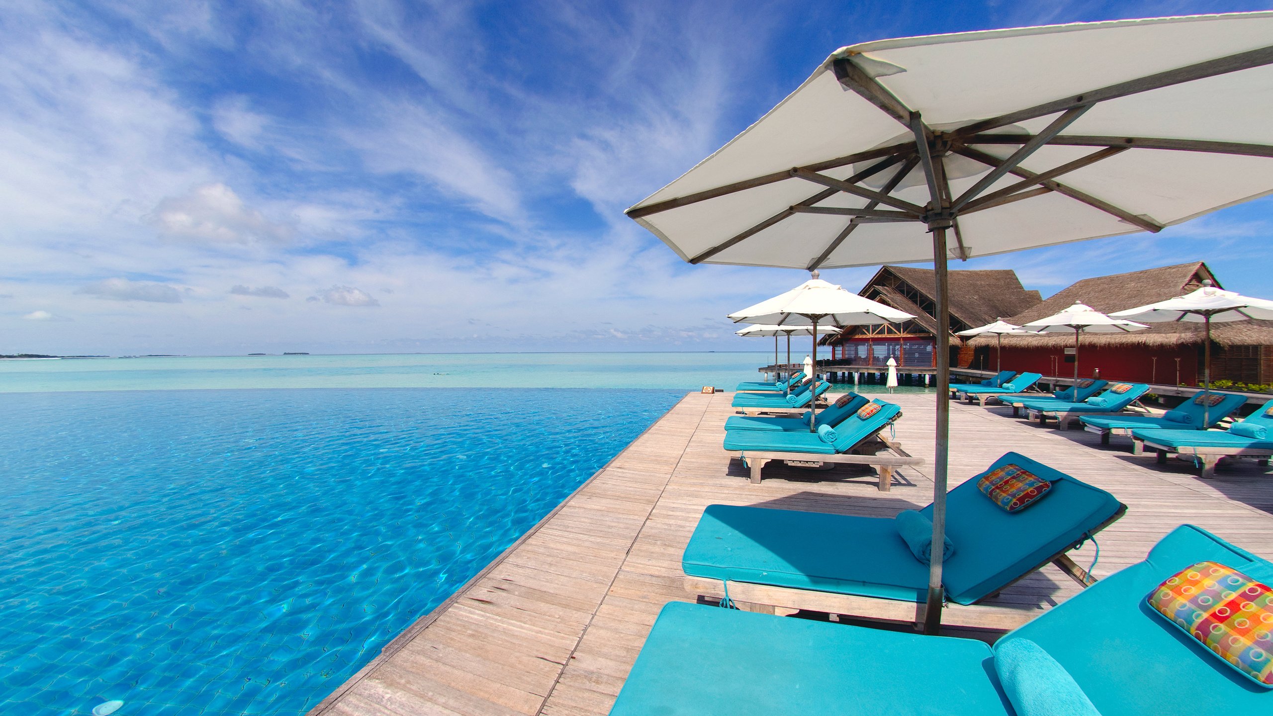 Обои курорт, лежаки, тропики, мальдивы, resort, sunbeds, tropics, the maldives разрешение 2835x1625 Загрузить