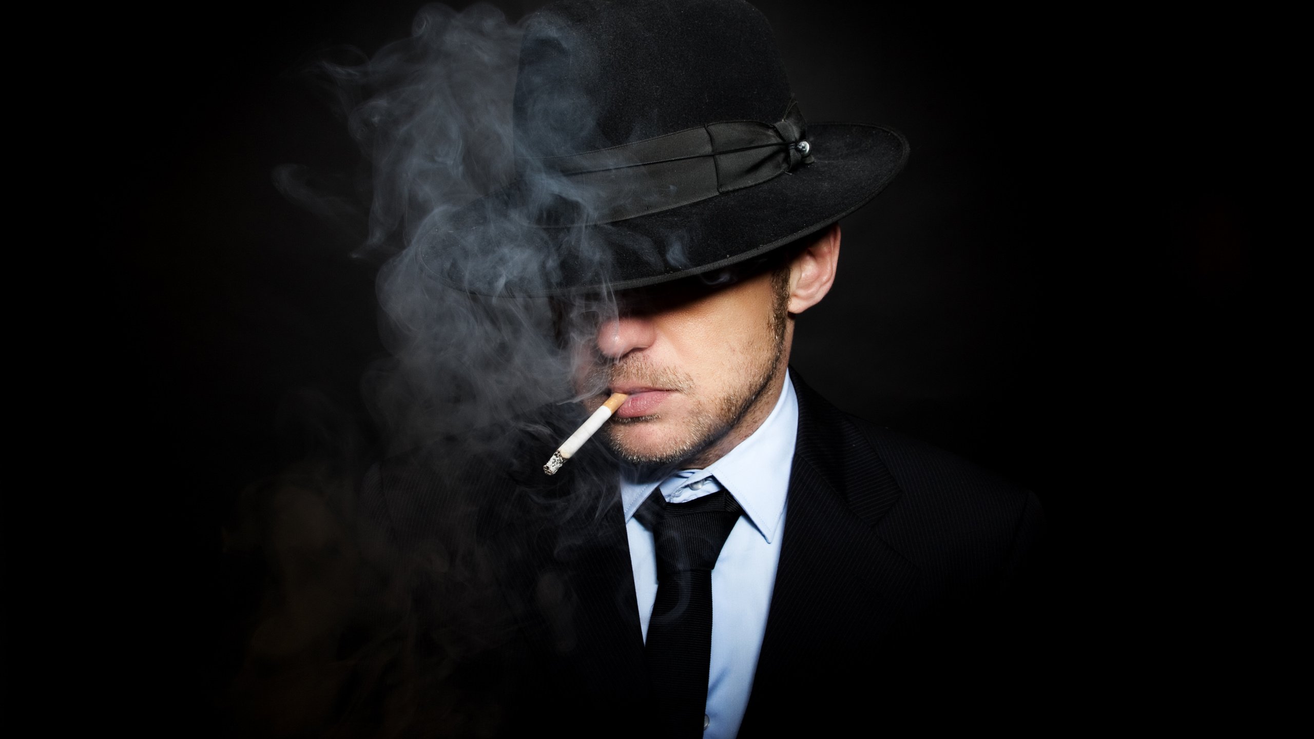 Обои черный фон, костюм, мужчина, сигарета, шляпа, галстук, black background, costume, male, cigarette, hat, tie разрешение 2880x1800 Загрузить